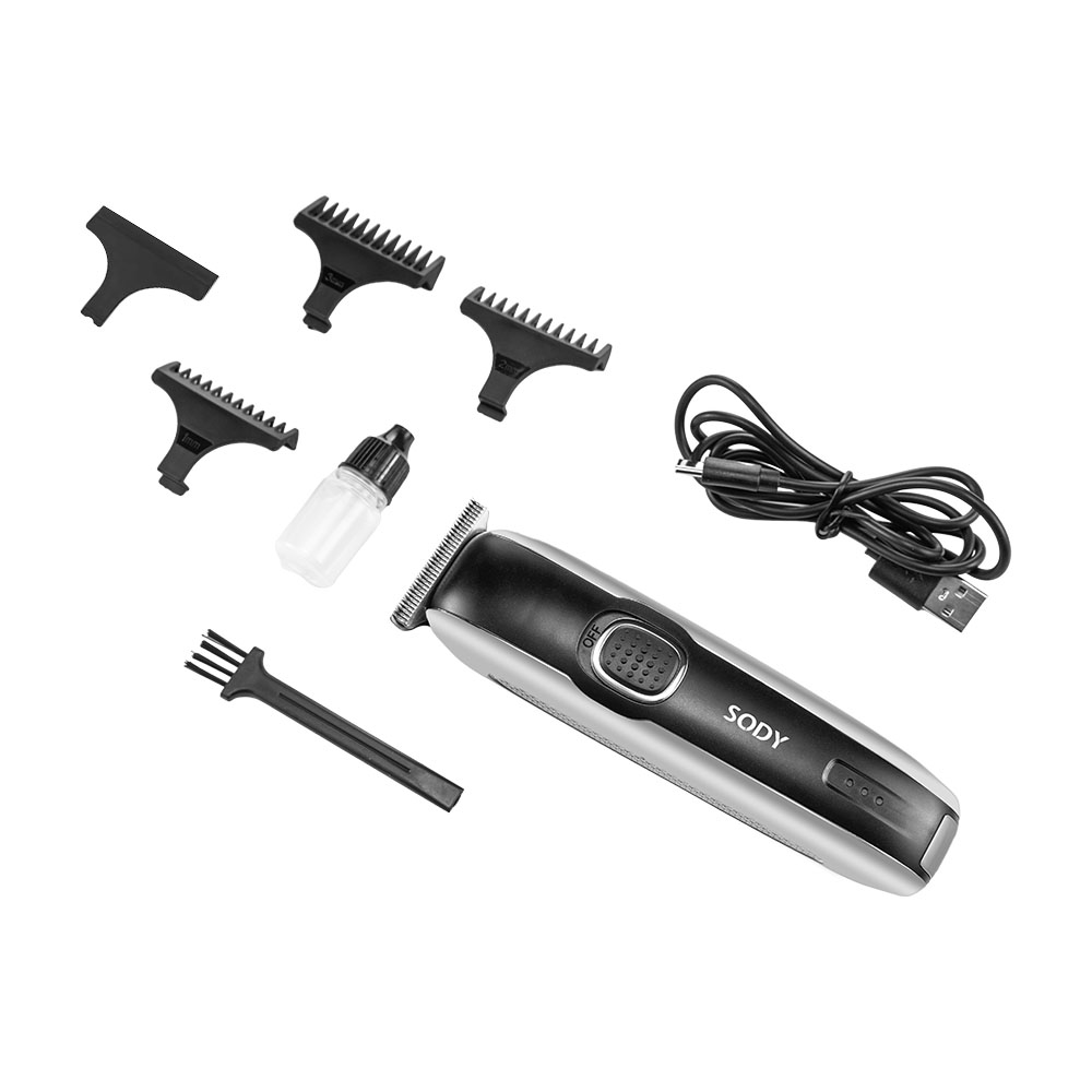 Un kit per la cura della persona con un trimmer nero e argento, diversi pettini, una spazzola, olio e un cavo caricatore, su bianco.