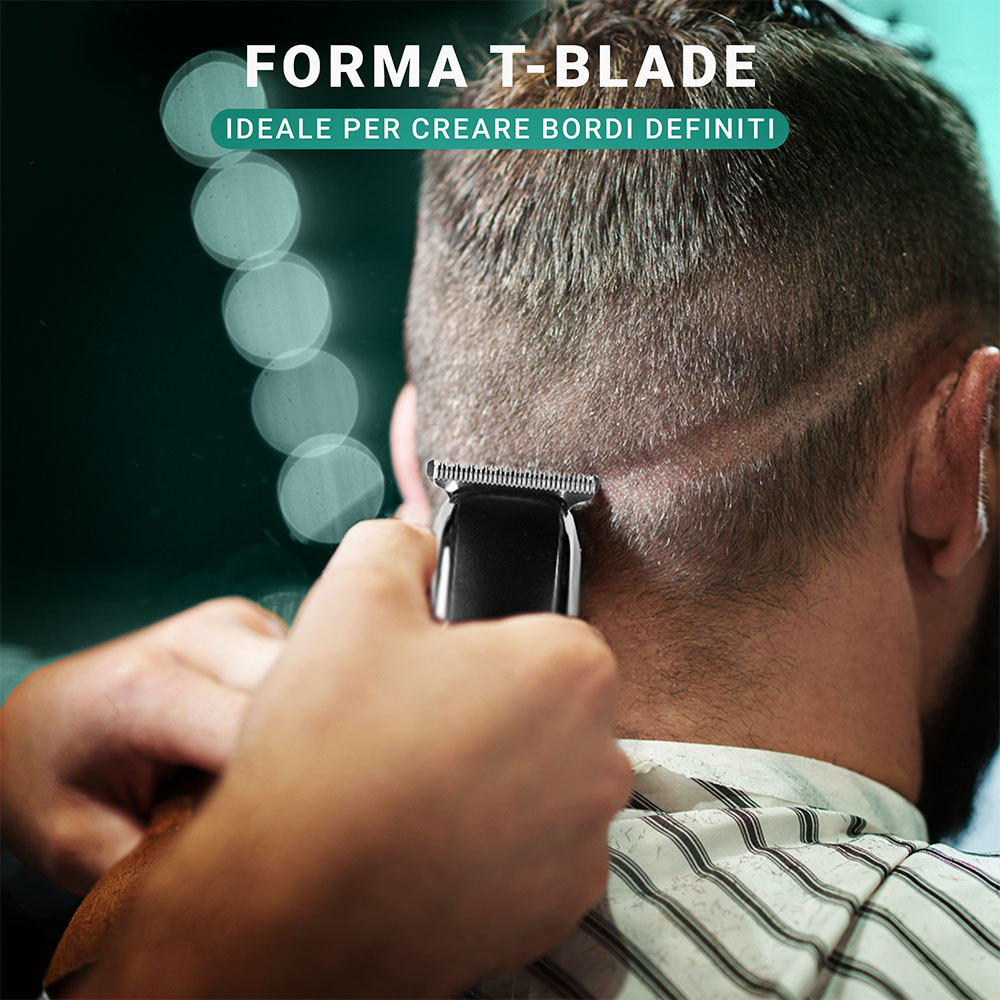 Una persona usa un trimmer per tagliare una linea nei capelli di un uomo. Testo: FORMA T-BLADE, IDEALE PER CREARE BORDI DEFINITI.