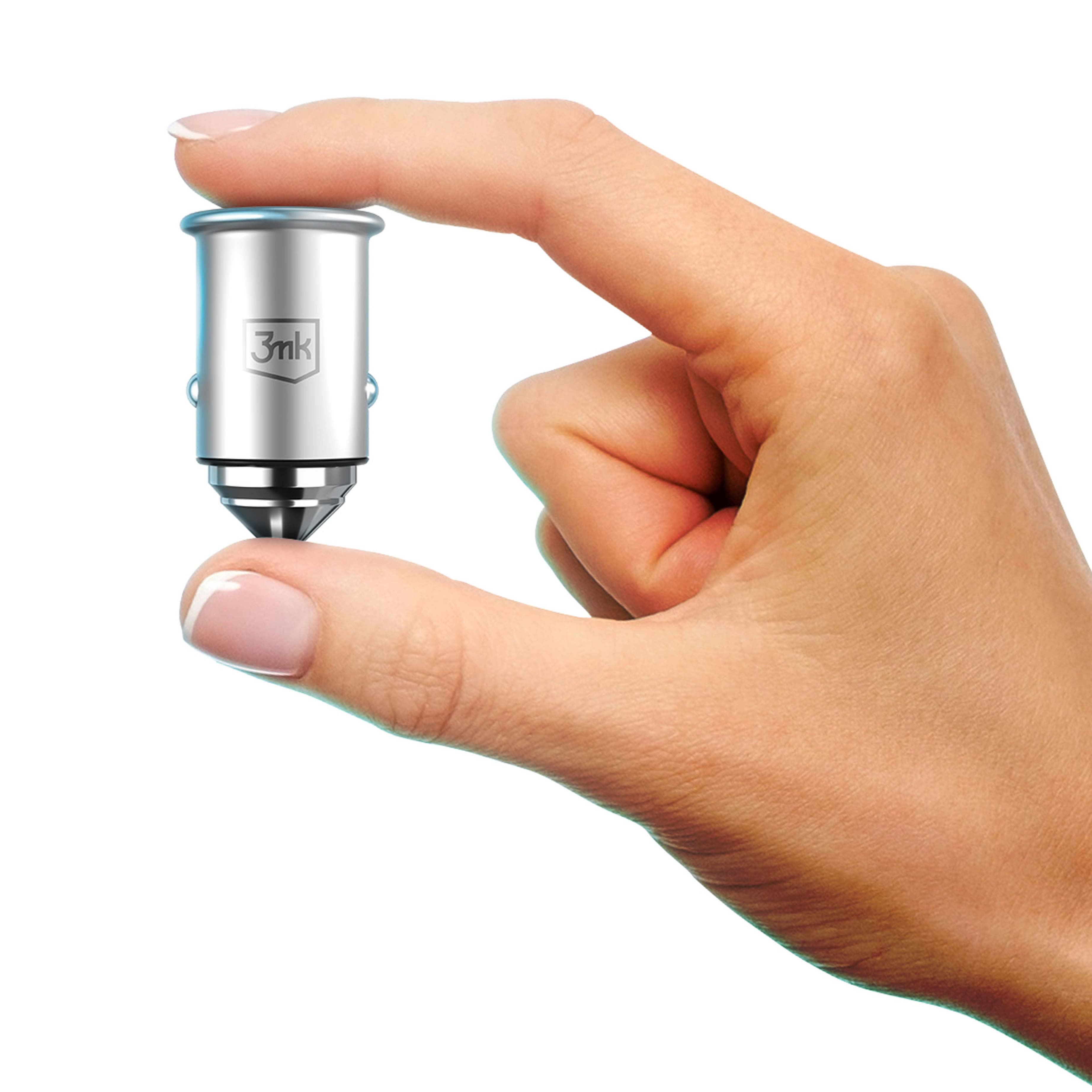 Dłoń trzymająca srebrną ładowarkę samochodową z logo 3mk. Jest mała i cylindryczna.