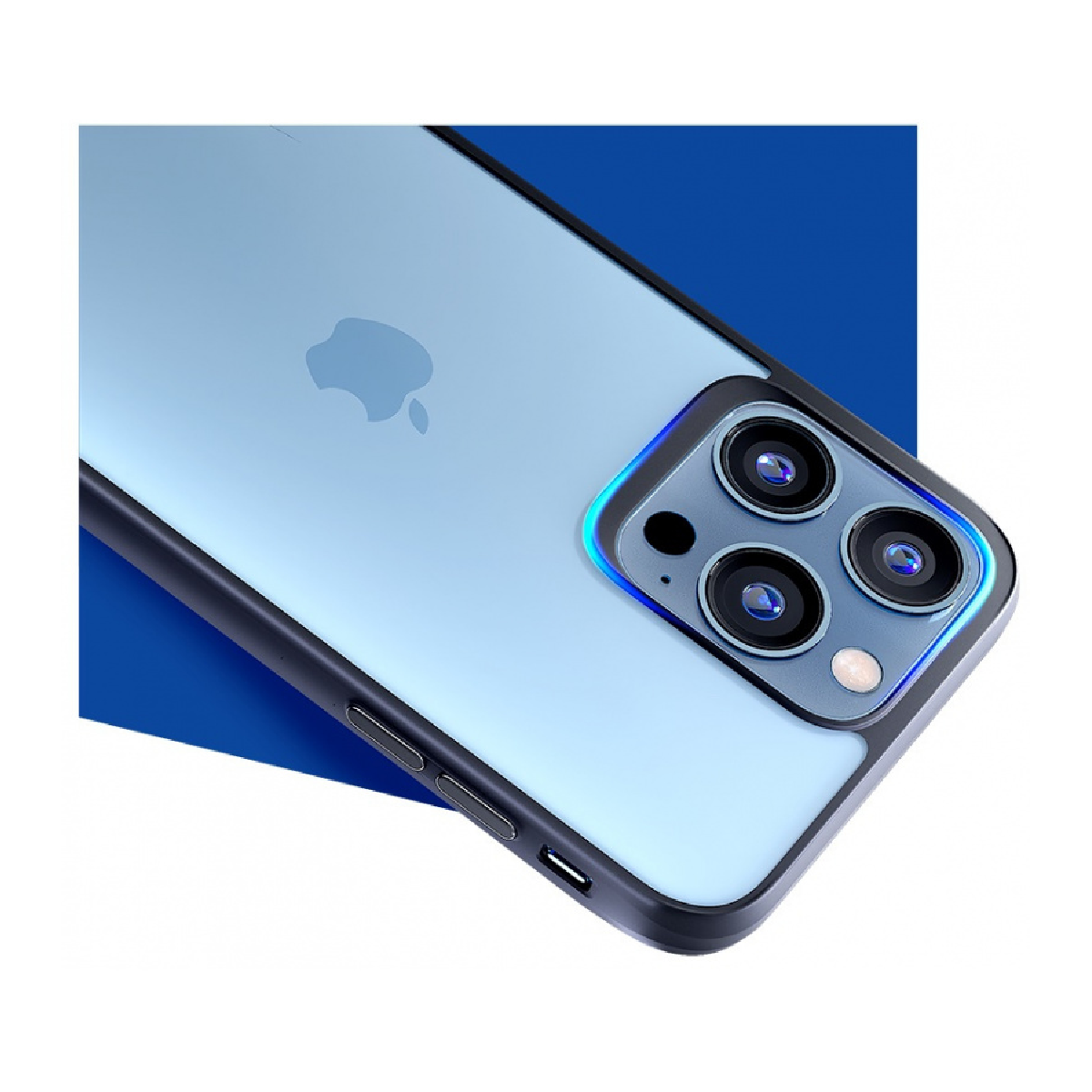 Zbliżenie telefonu z etui na niebieskim tle. Telefon ma 3 aparaty.