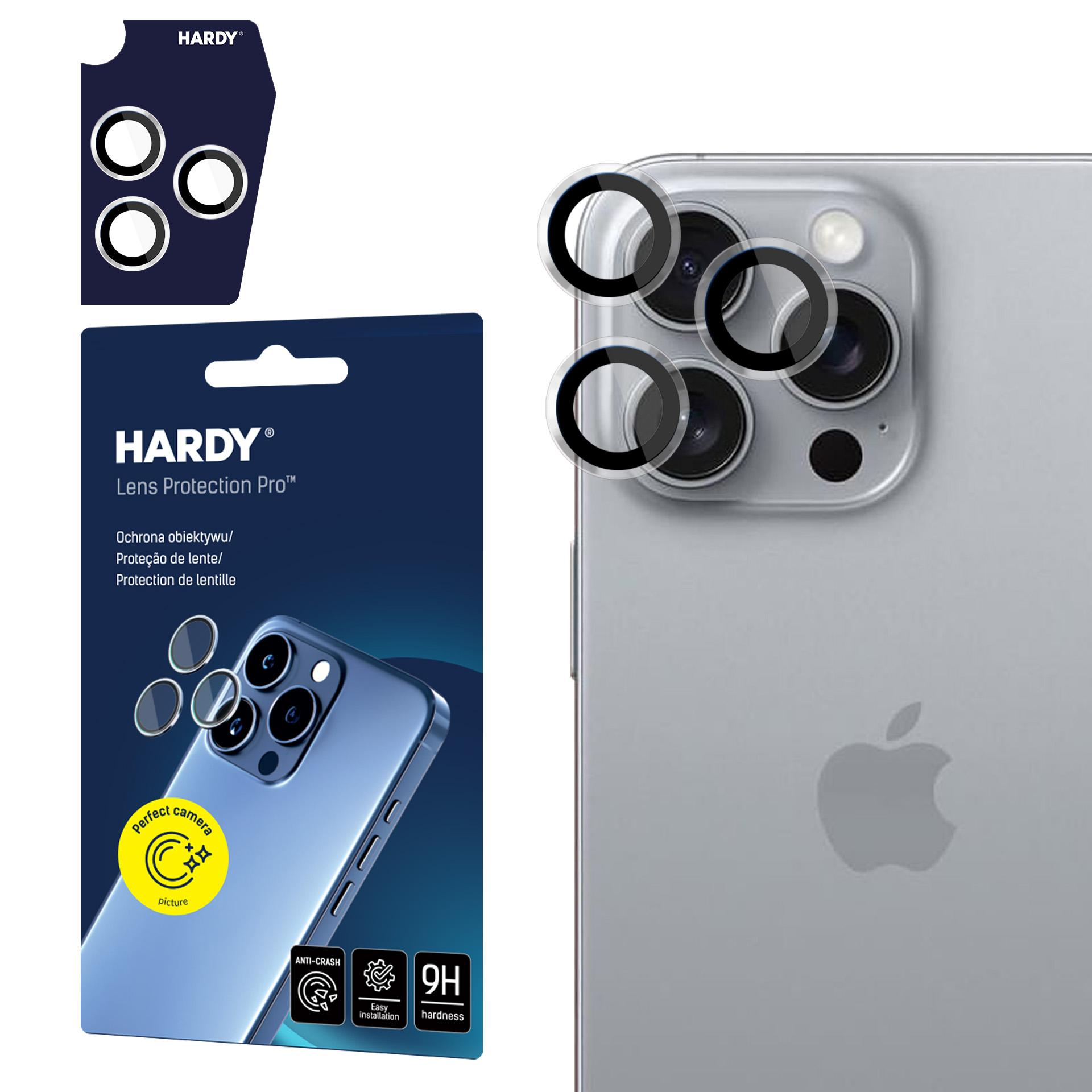 Un telefono con protezioni per lenti della fotocamera e una confezione blu. Il telefono è grigio e ha un logo a forma di mela.