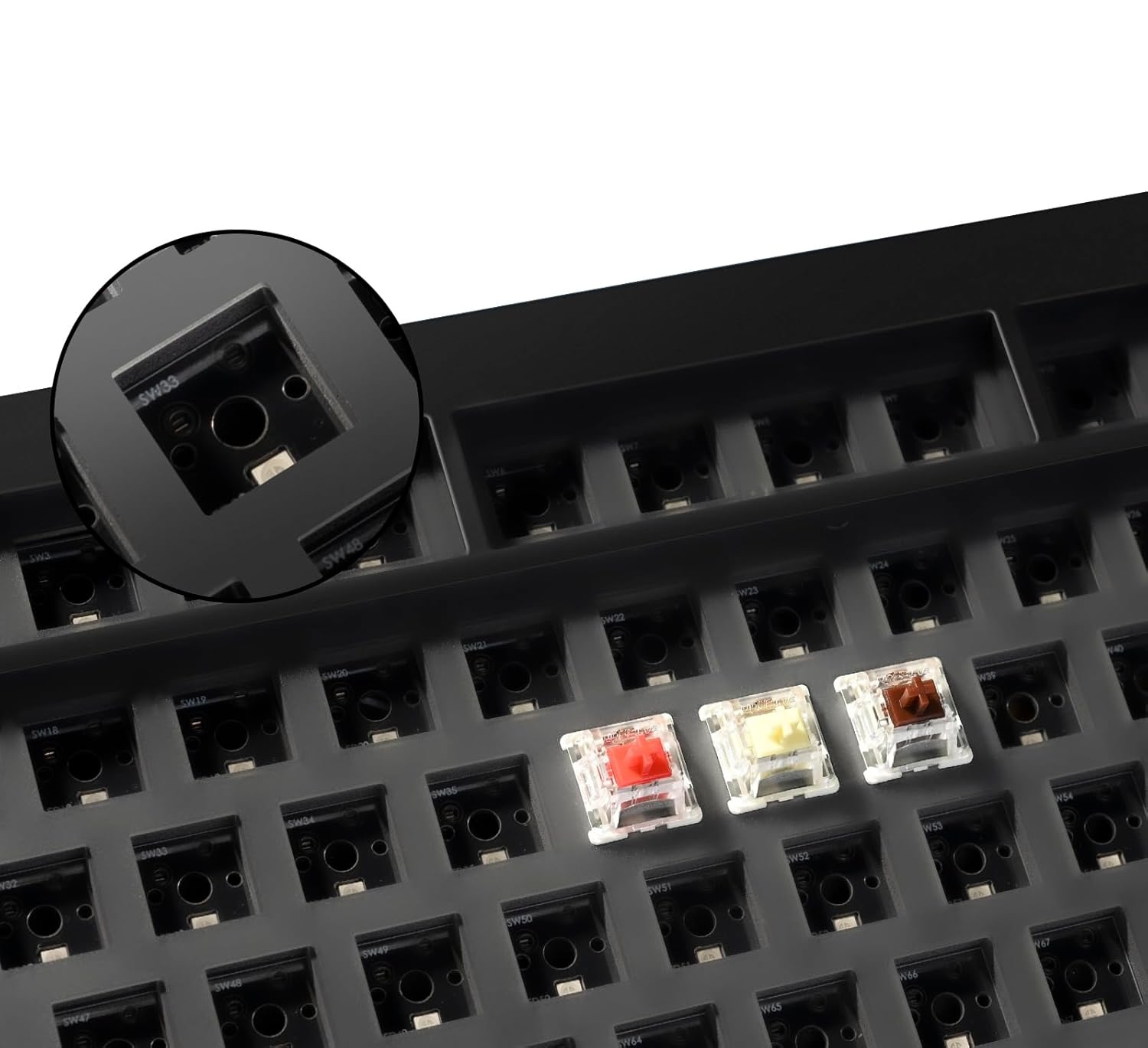 Zbliżenie klawiatury z trzema różnokolorowymi przełącznikami. Przełączniki znajdują się w ciemnoszarej klawiaturze.