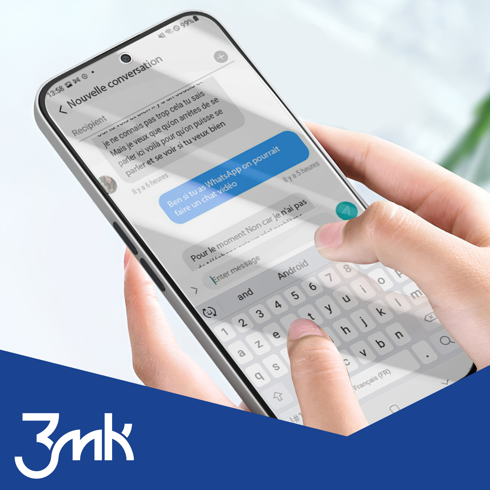 Schermo dello smartphone con conversazione testuale. Logo 3mk in basso. Sfondo blu.