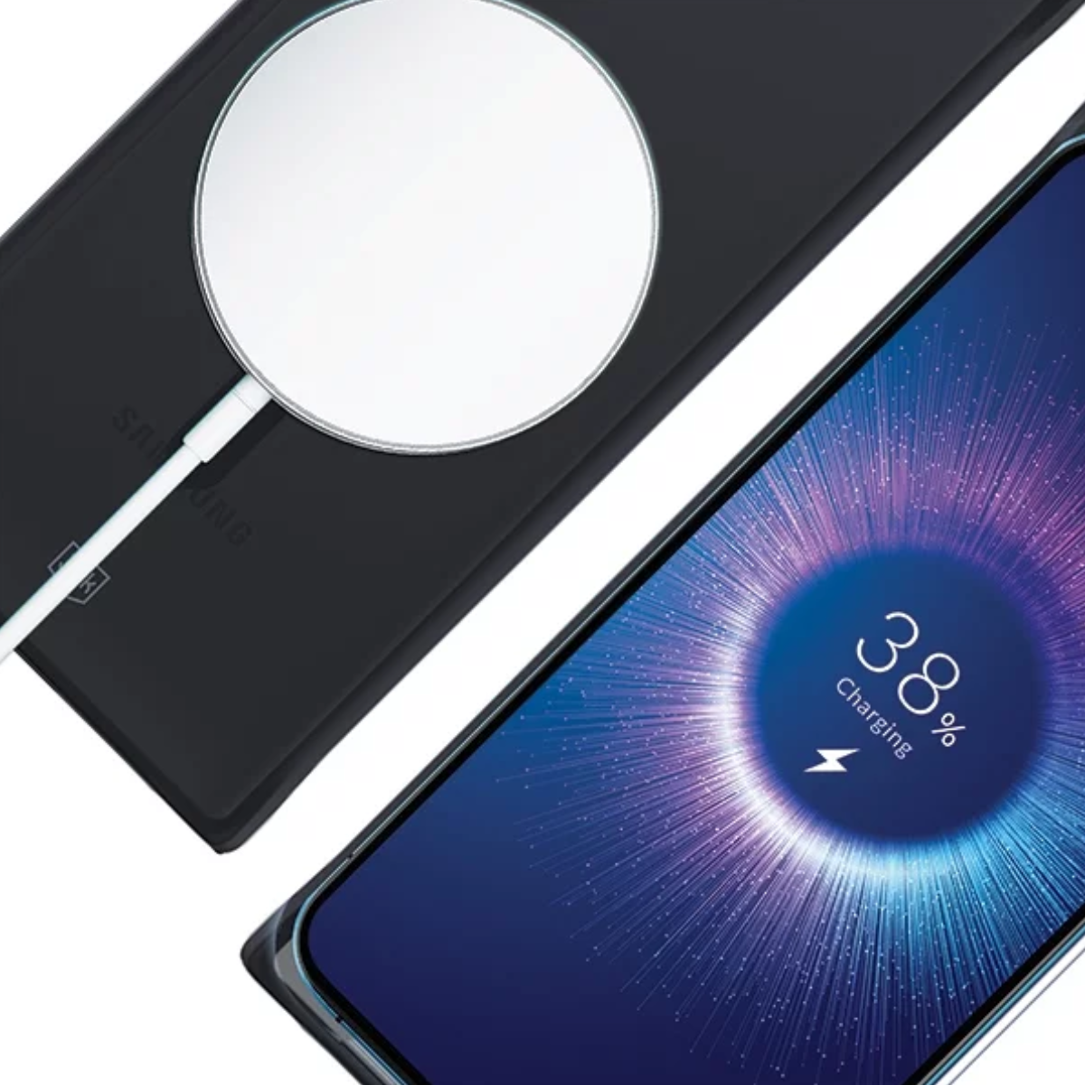 Telefon ładuje się na ładowarce bezprzewodowej. Pokazuje 38% naładowania.