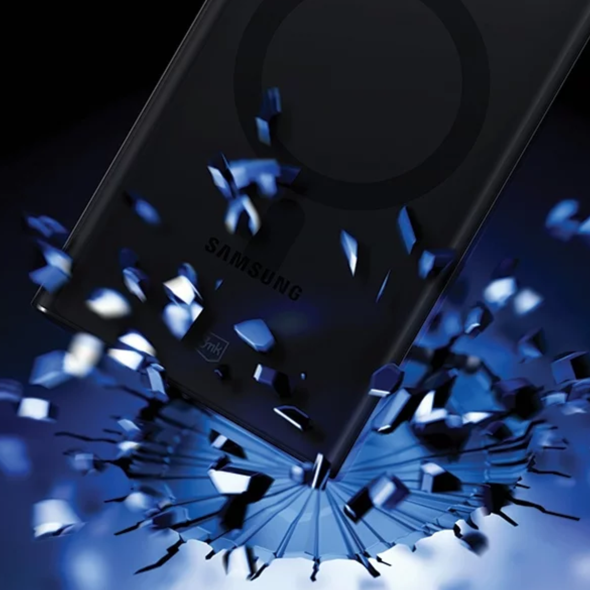 Czarny telefon upada. Ochraniacz ekranu rozpada się na kawałki.