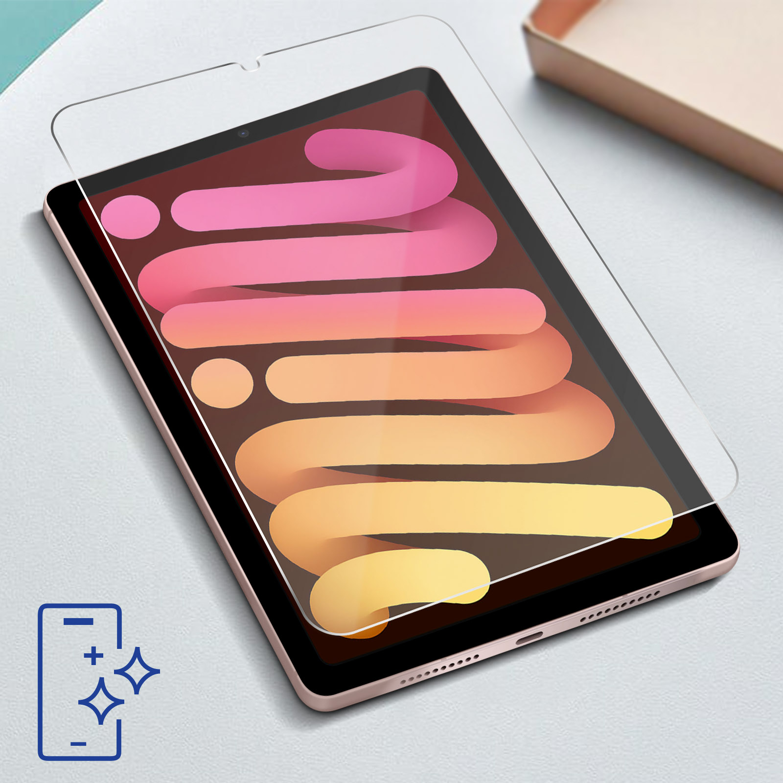 Un iPad con un proteggi schermo applicato, con un panno per la pulizia e una scatola sullo sfondo.
