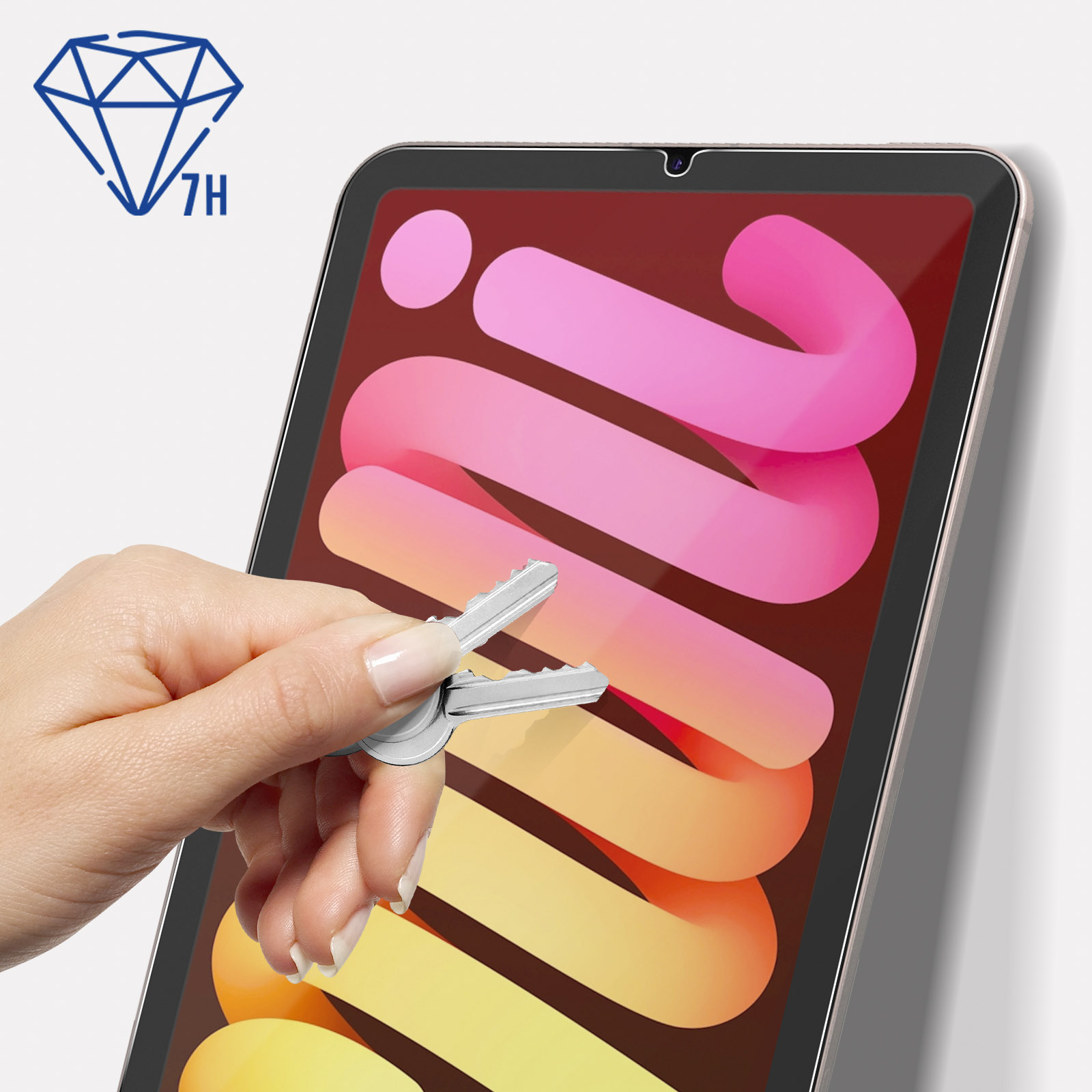 Un iPad con un proteggi schermo applicato, e una mano che tocca lo schermo con delle chiavi nelle vicinanze.