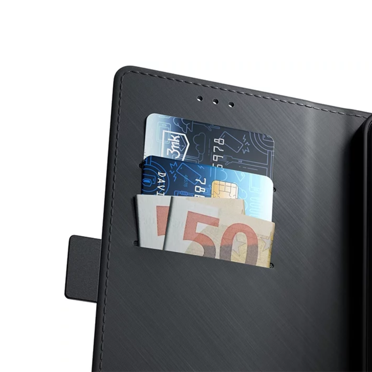 Custodia nera con carte di credito e contanti in tasca, vista ravvicinata.