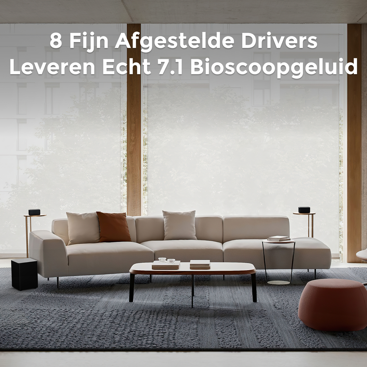Een moderne woonkamer met een bank, luidsprekers en een salontafel. Een groot raam toont een gebouw.
