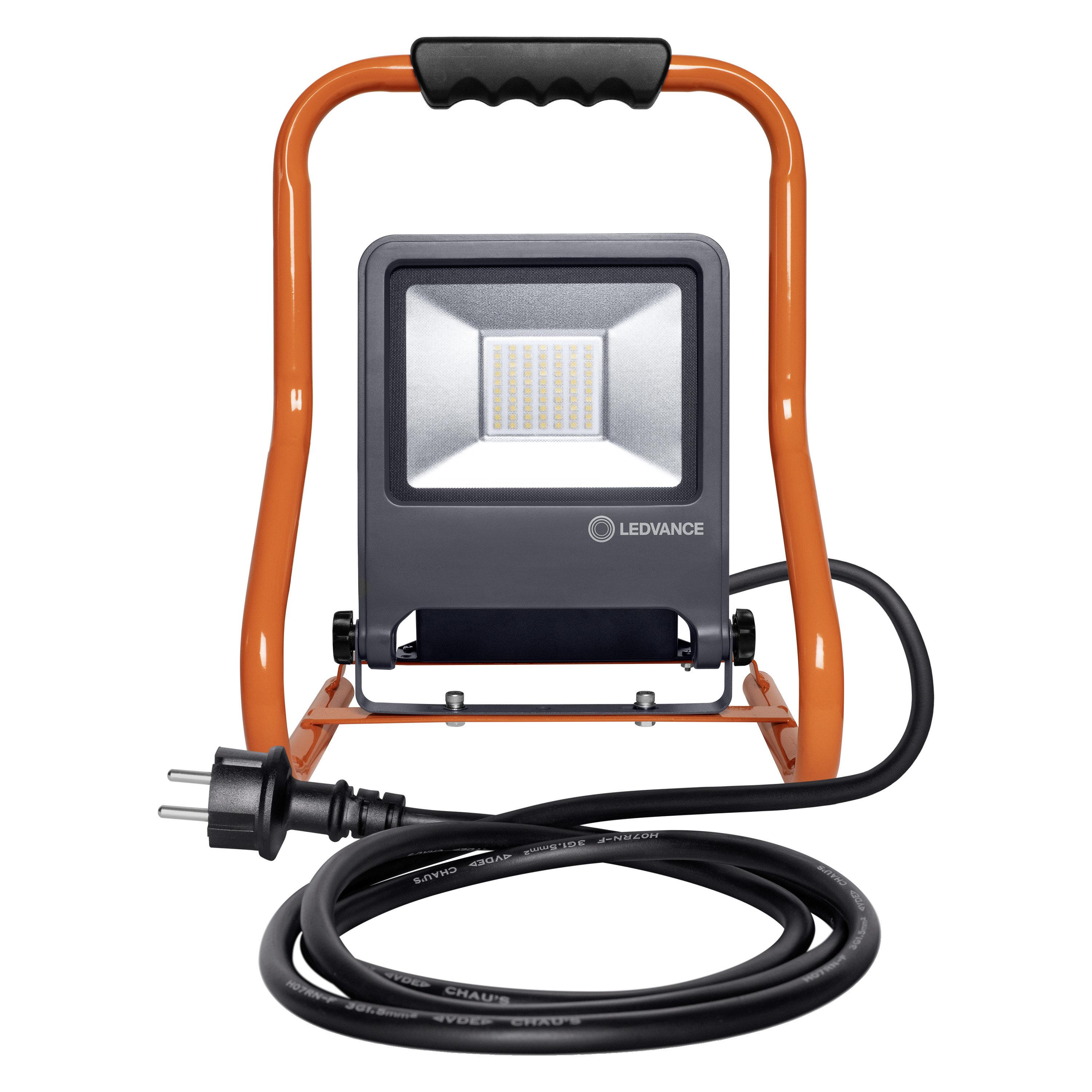 Oranger Metallrahmen mit LED-Arbeitsleuchte. Schwarzes Kabel und Stecker. Weißer Hintergrund.