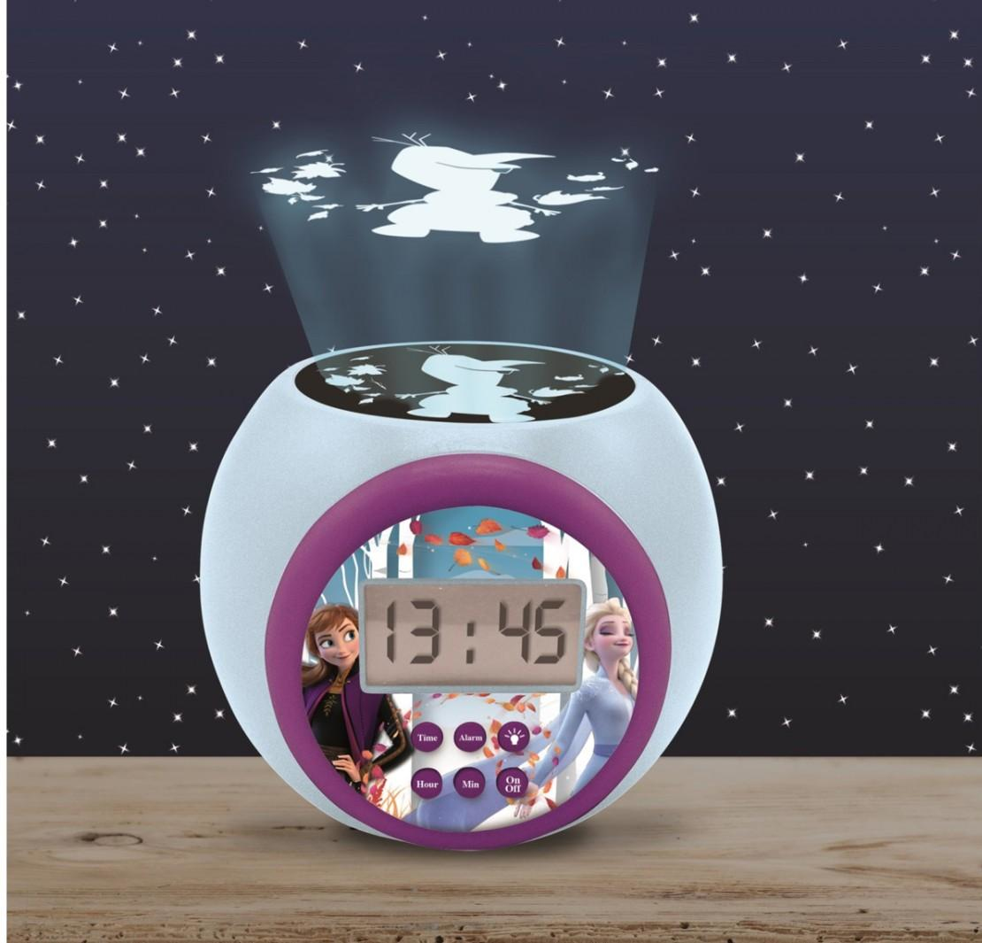 Ein Wecker mit Olaf-Projektion. Die Uhr zeigt die Zeit und hat Anna und Elsa von Frozen auf der Vorderseite.