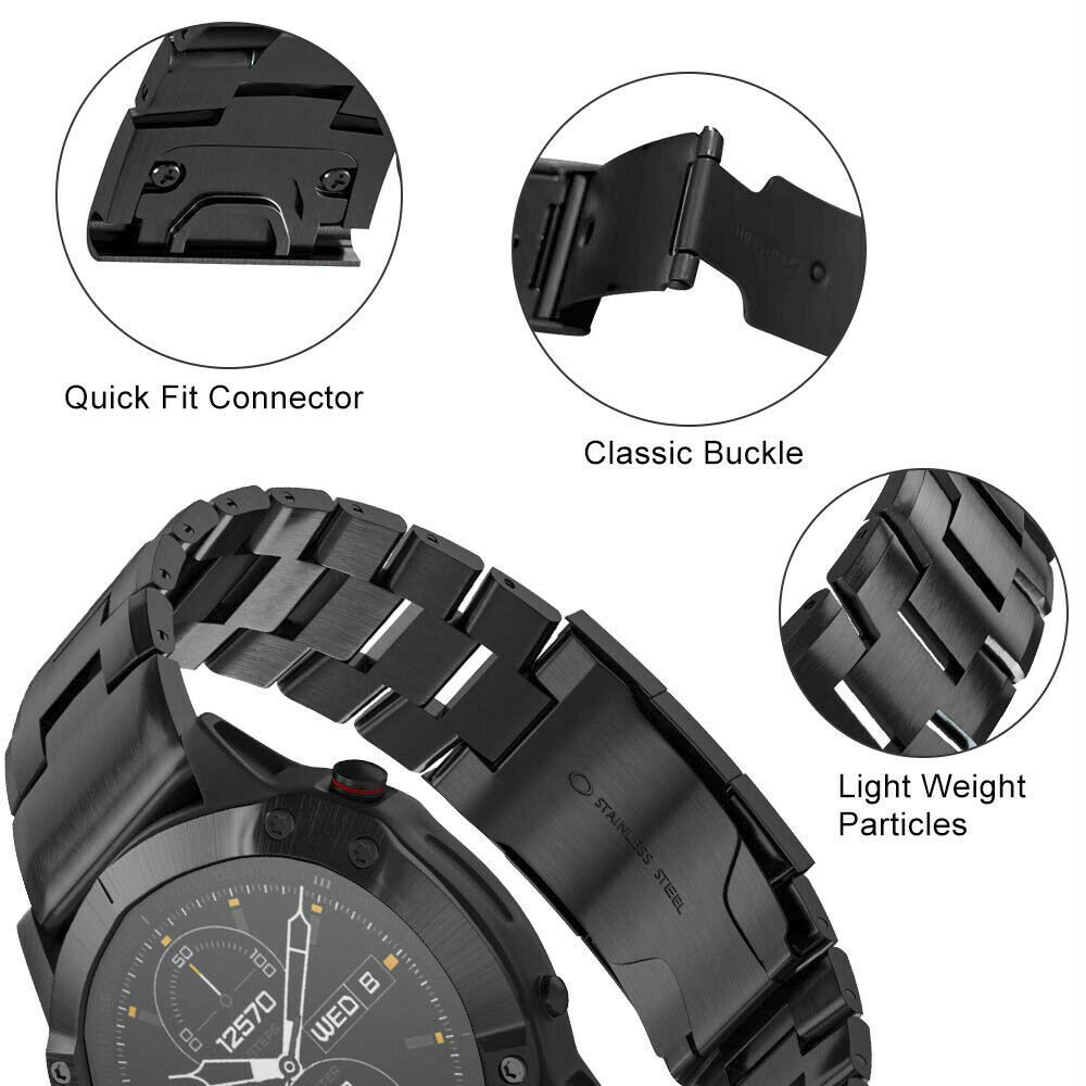 Nahaufnahme einer Smartwatch mit schwarzem Metallarmband. Details zeigen einen Schnellanschluss und eine klassische Schnalle.