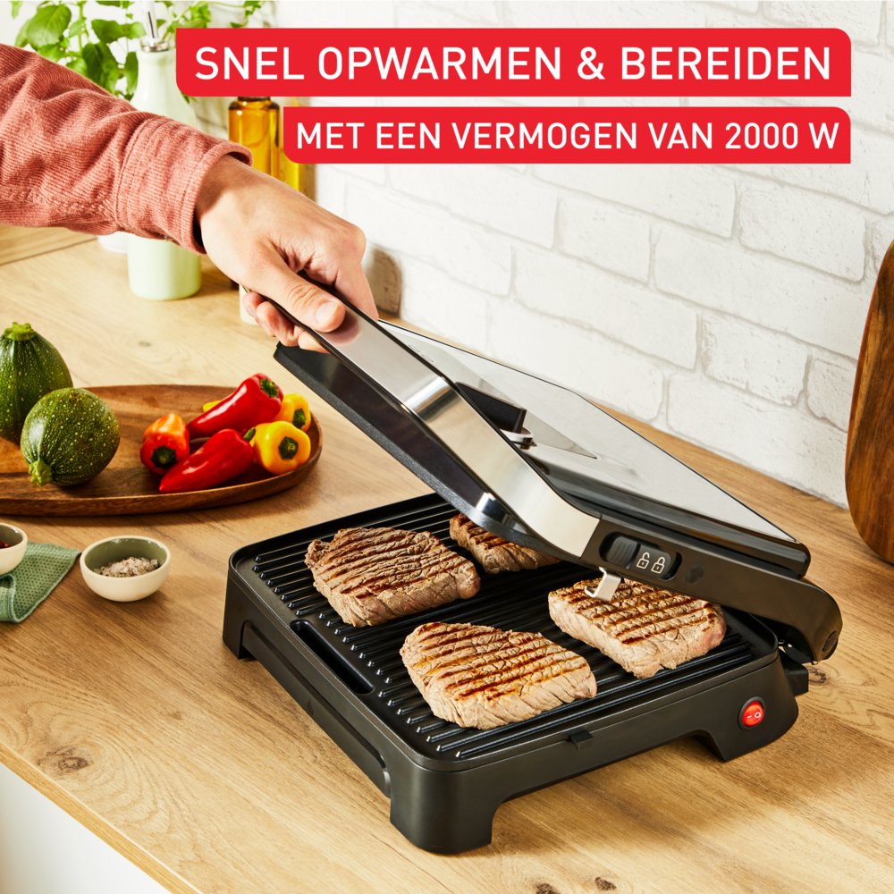Person öffnet schwarzen Grill mit Steaks, Text: Schnelles Aufheizen & Zubereiten, 2000W.
