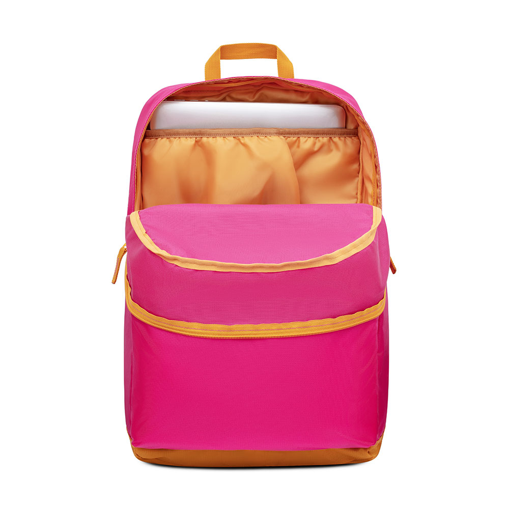 Ein pinkfarbener Rucksack ist geöffnet und zeigt ein orangefarbenes Innere und einen Laptop.