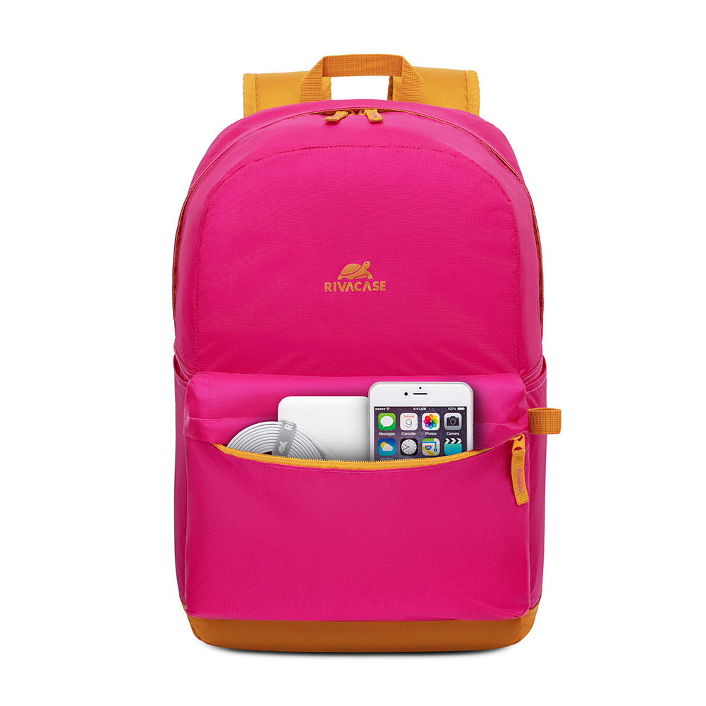 Ein pinkfarbener Rucksack mit einem weißen Telefon in der Vordertasche. Der Rucksack hat einen gelben oberen Teil.