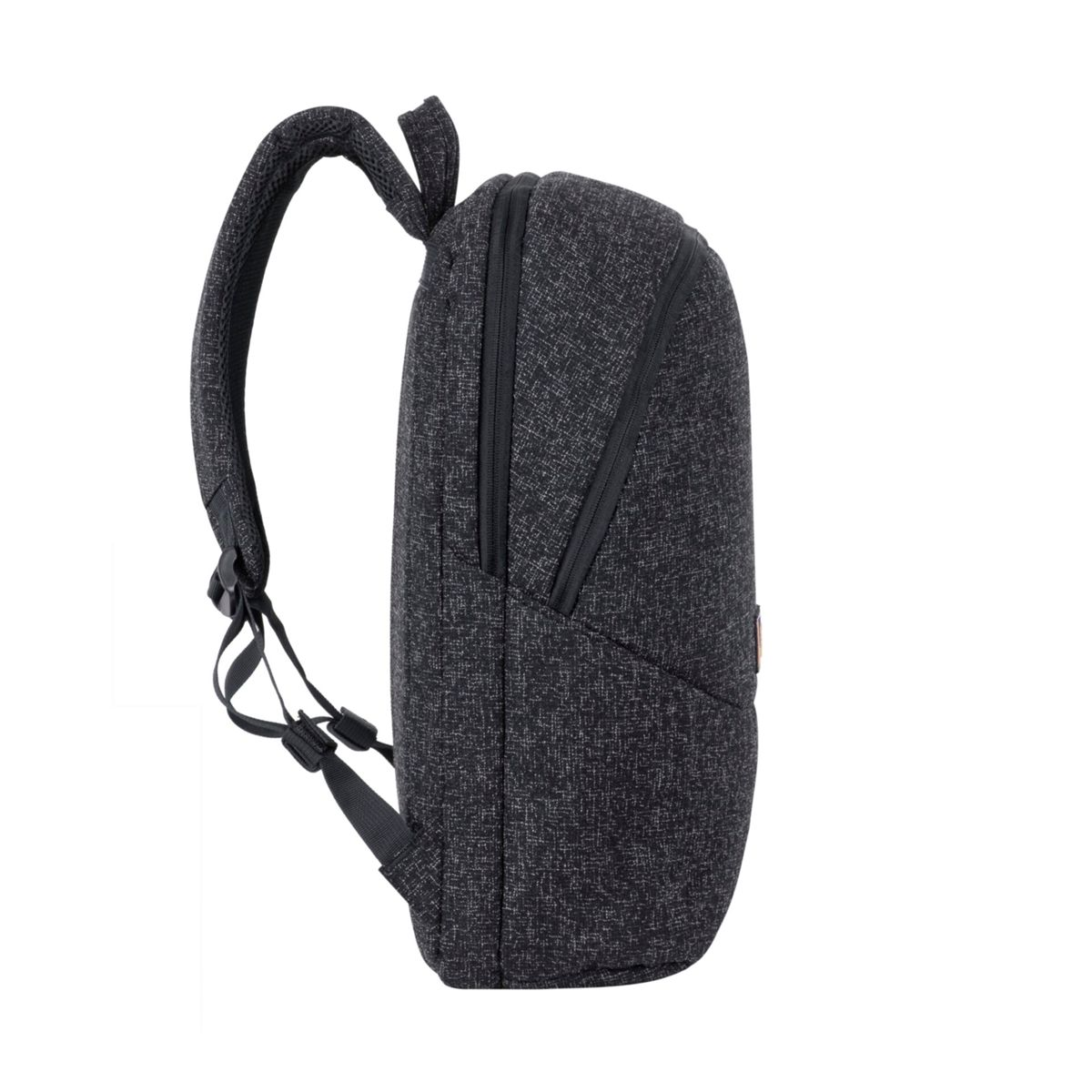 Mochila negra, vista lateral. Cuenta con una correa de hombro curvada y un compartimento lateral con cremallera.