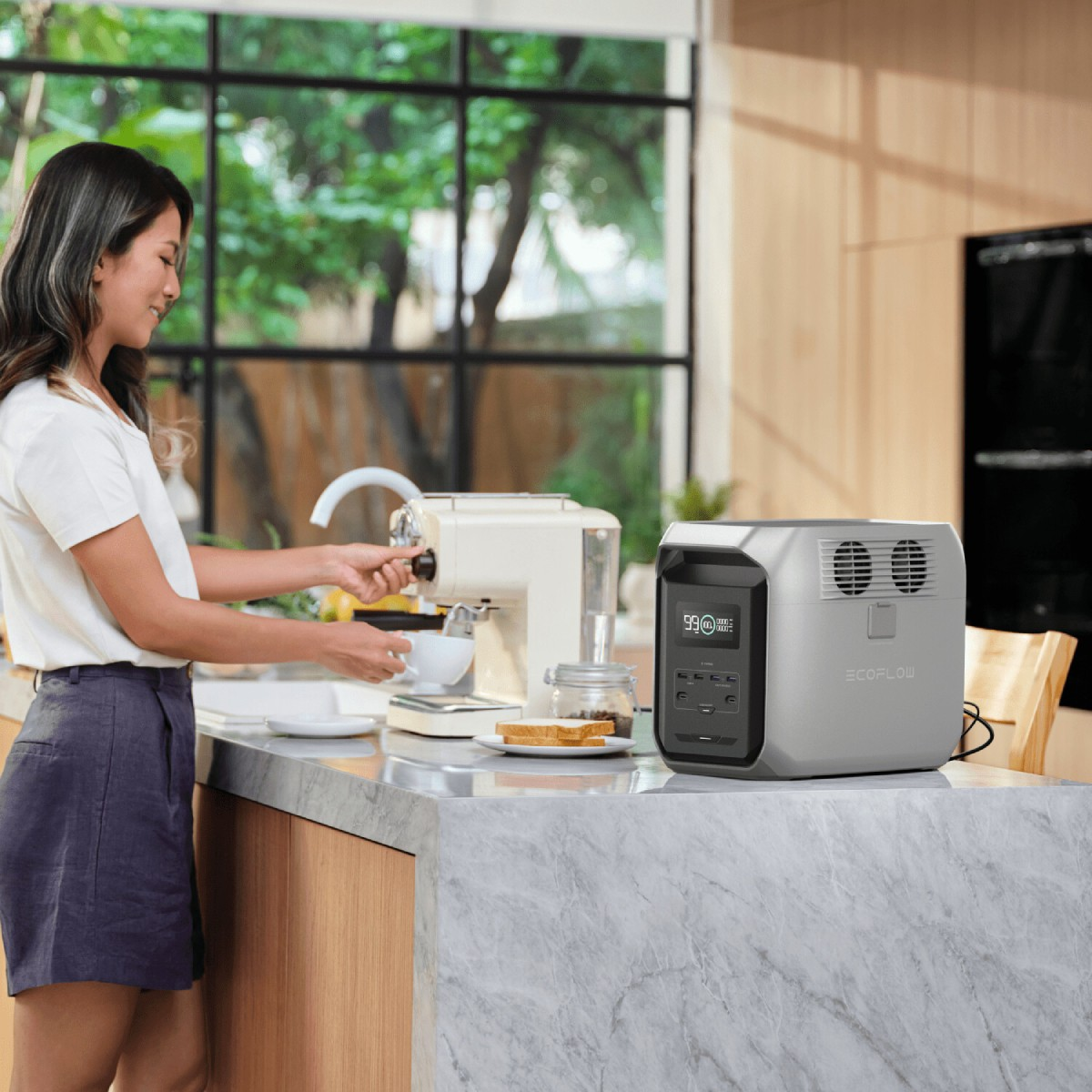 Kobieta robiąca kawę obok przenośnej stacji zasilania. Scena w kuchni z ekspresem i słoikiem.