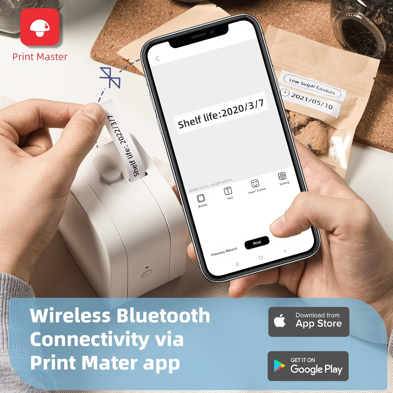 Hände halten einen Etikettendrucker mit einem Telefon. Das Telefon zeigt Haltbarkeitsinformationen. Der Etikettendrucker druckt ein Etikett. App Store und Google Play Logos.