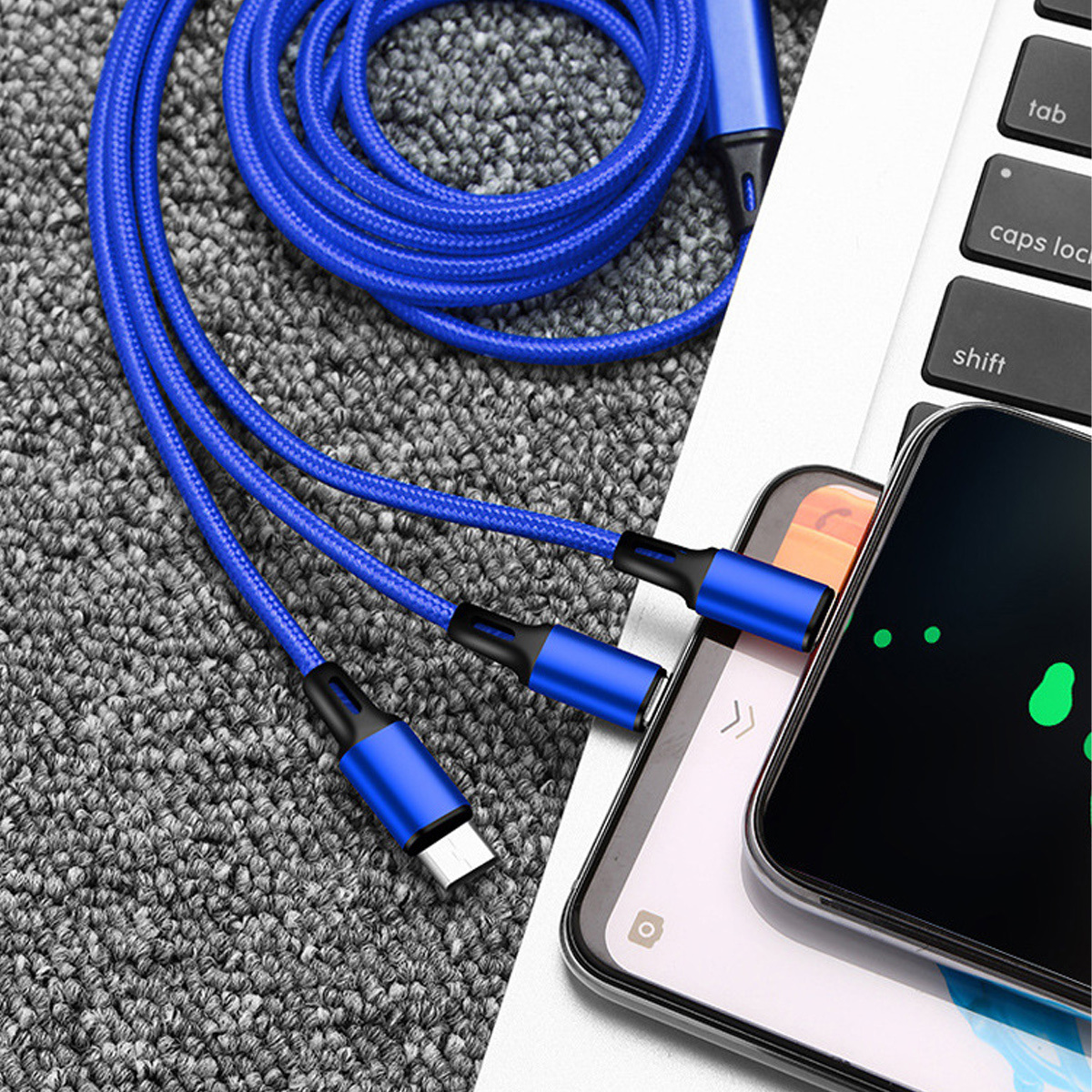 Drei blaue Kabel mit mehreren Anschlüssen. Ein Ende ist USB-C, andere sind Mehrfachstecker.