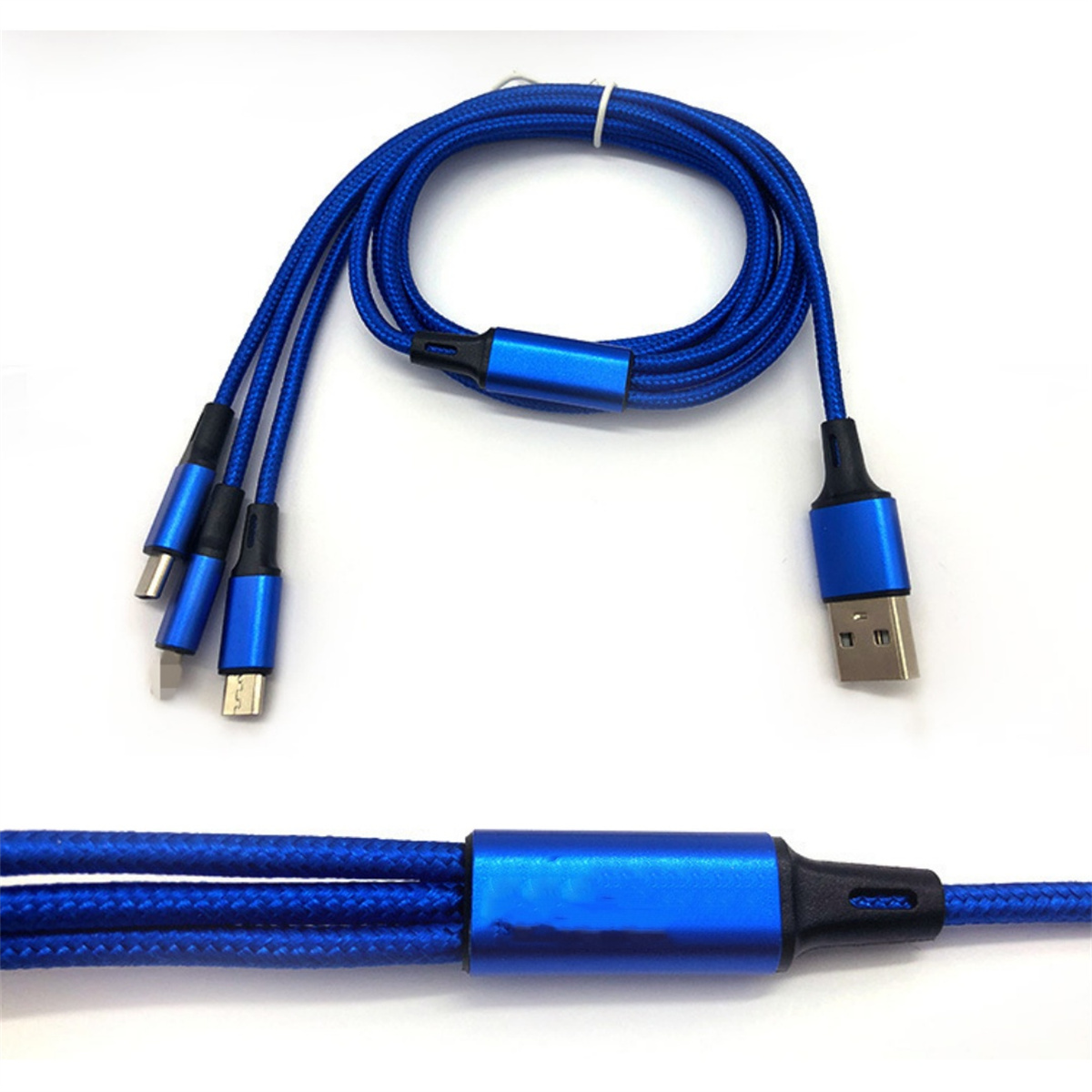 Blaues Multi-Anschluss-Ladekabel. Es hat einen USB-A-Anschluss und mehrere andere.