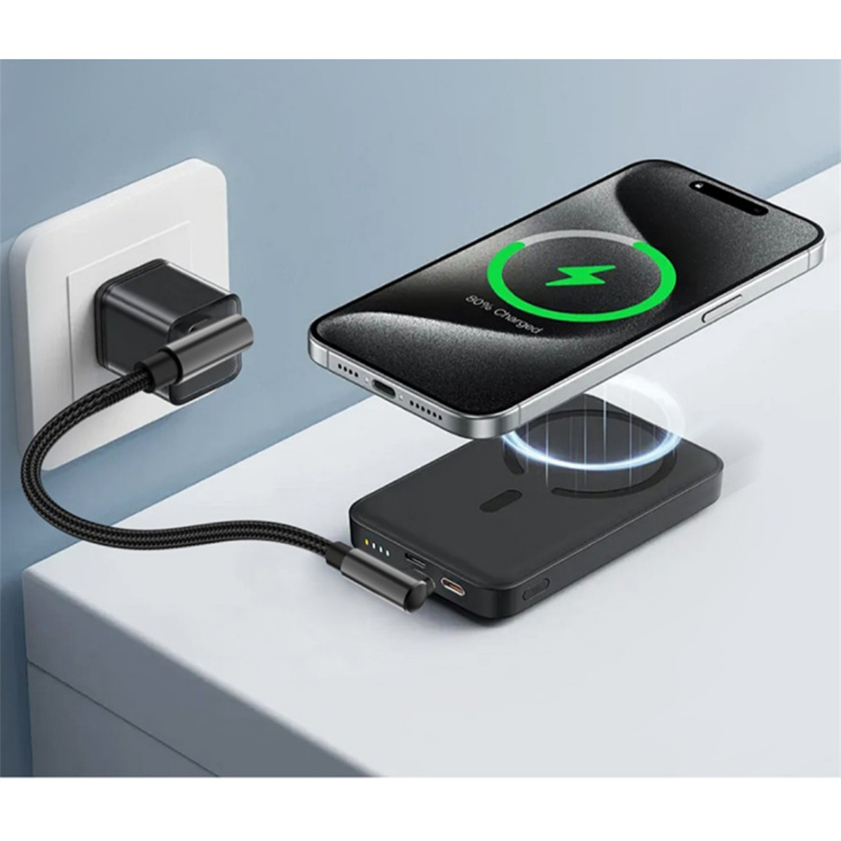 Ein Telefon wird drahtlos auf einem schwarzen Ladepad aufgeladen, das an ein Wandladegerät angeschlossen ist.