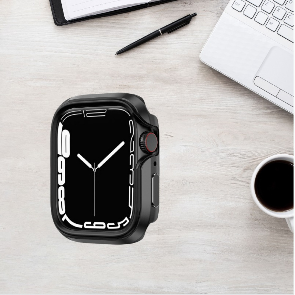 Un Apple Watch su una scrivania in legno, con una penna, un taccuino e una tazza di caffè.