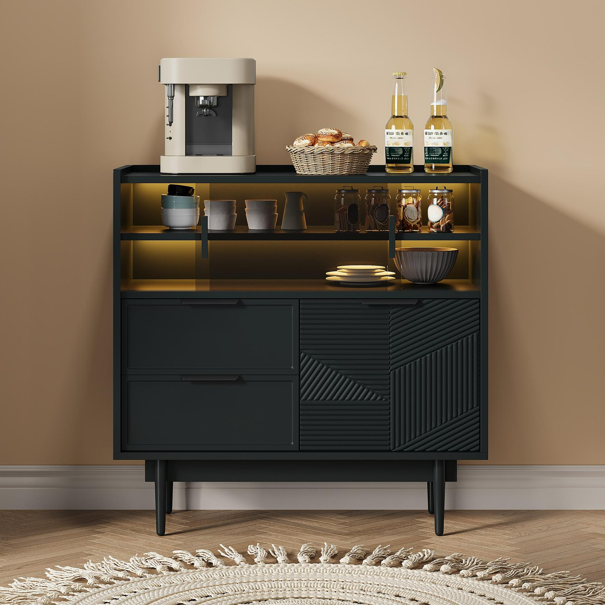 Ein Schrank mit Kaffeemaschine, Tassen, Gläsern und Flaschen. Vorne liegt ein Teppich.