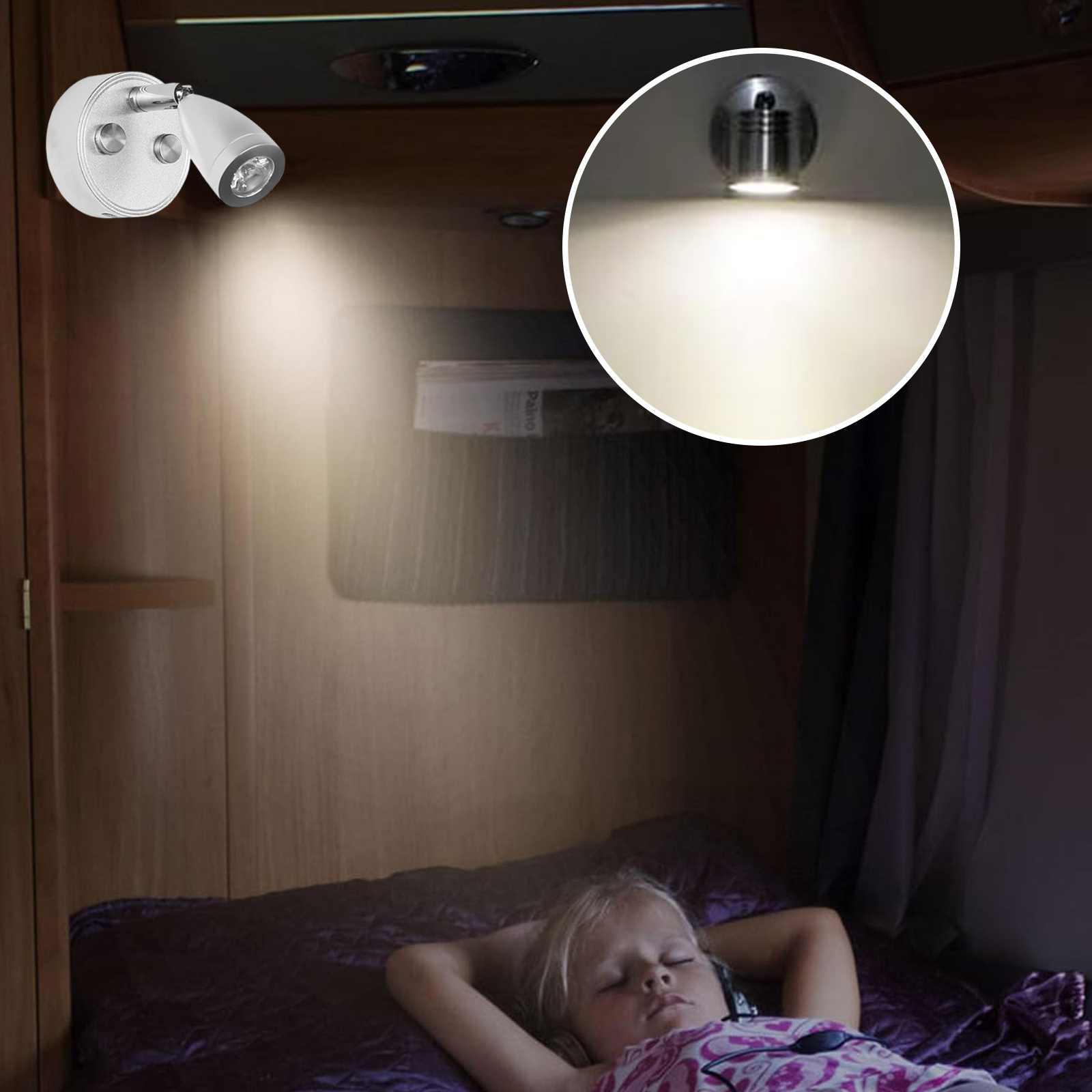 Ein kleines Mädchen schläft in einem Bett. Zwei Lichter sind im oberen Teil des Rahmens eingeschaltet. Der Raum ist aus Holz.