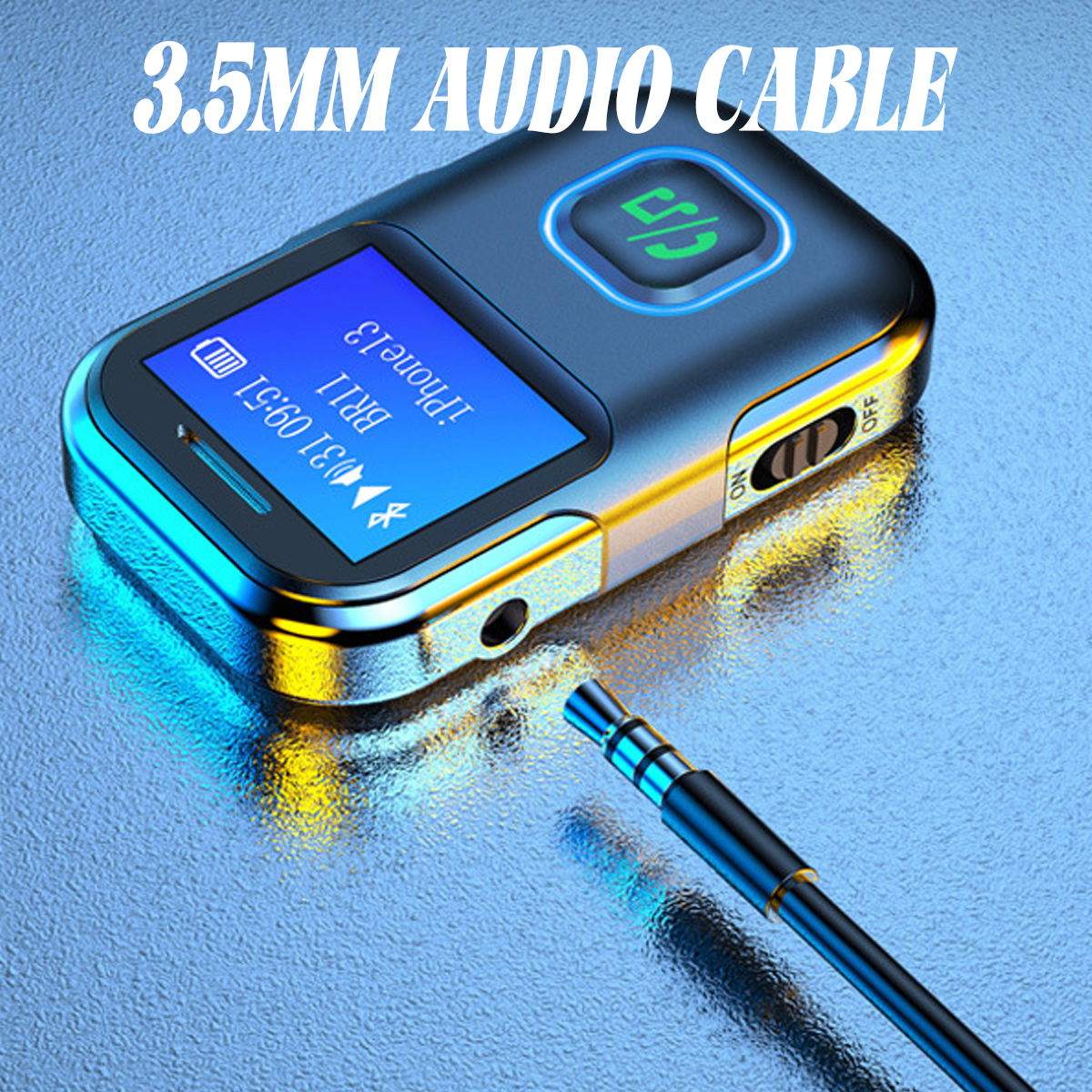 Ein kleines schwarzes Gerät mit blauem Bildschirm. Ein 3,5-mm-Kabel ist angeschlossen.
