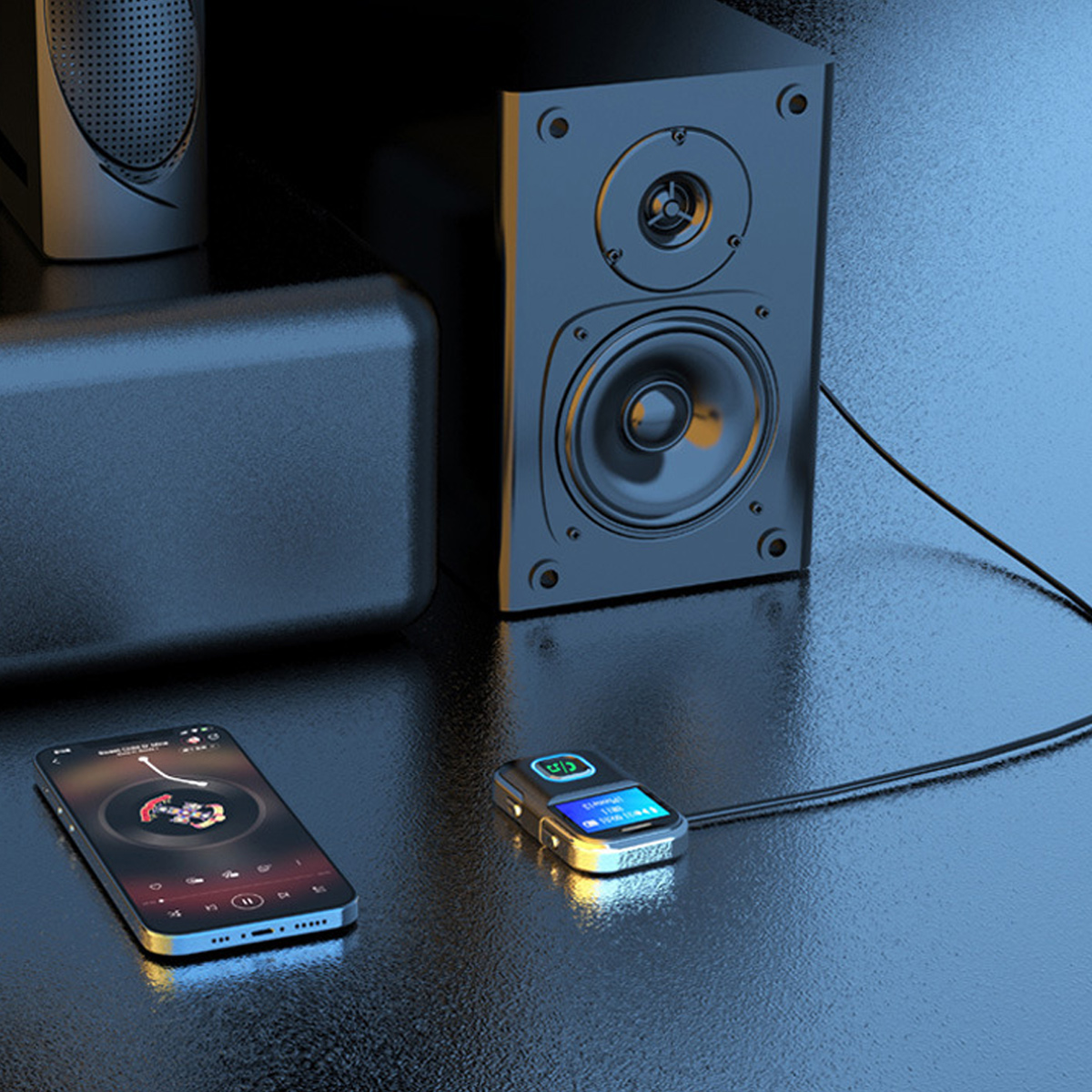 Ein Telefon ist mit einem kleinen Musikplayer verbunden, im Hintergrund ein Lautsprecher. Die Umgebung ist reflektierend.