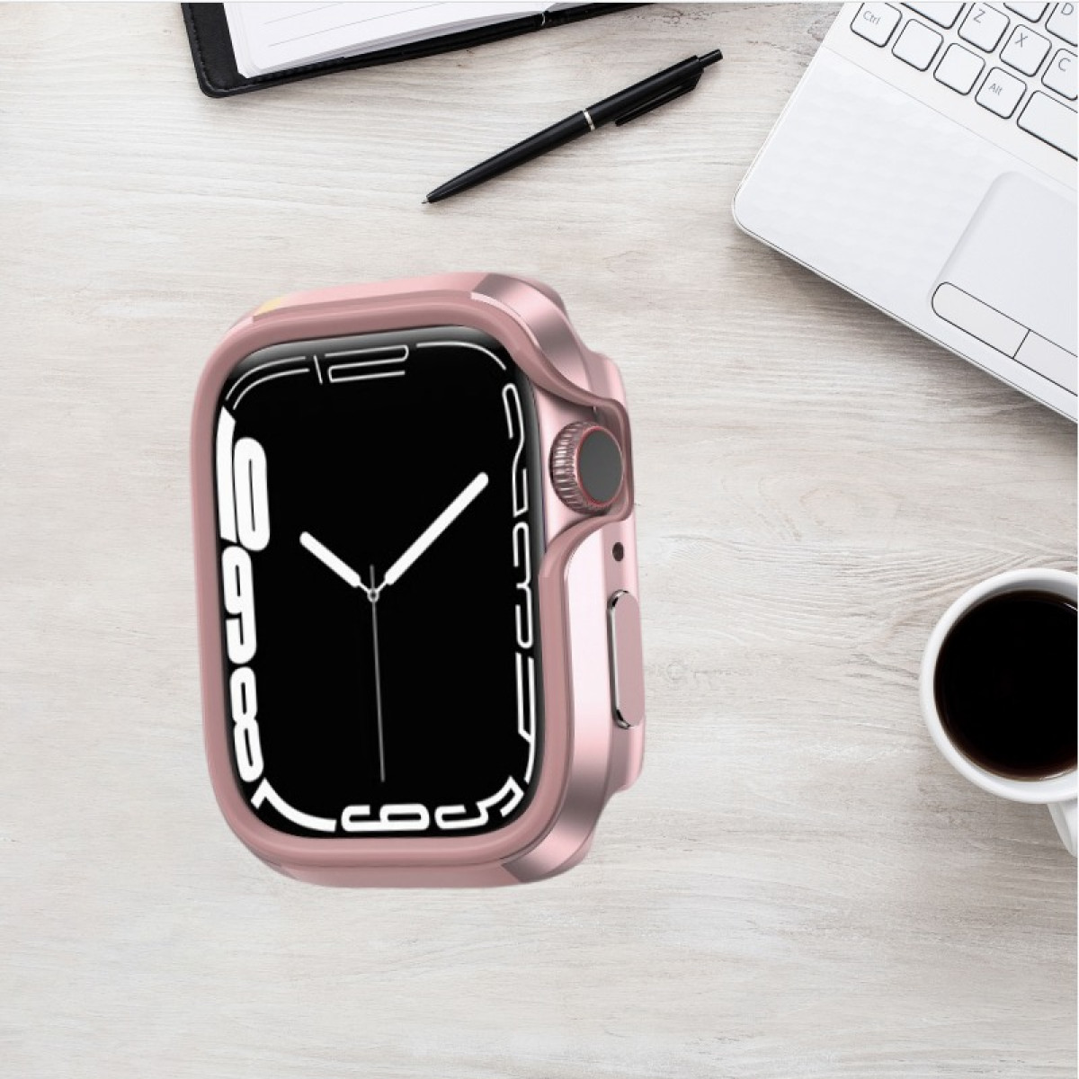 Un orologio su una scrivania di legno con una penna, un laptop e una tazza di caffè. L'orologio è in una custodia.