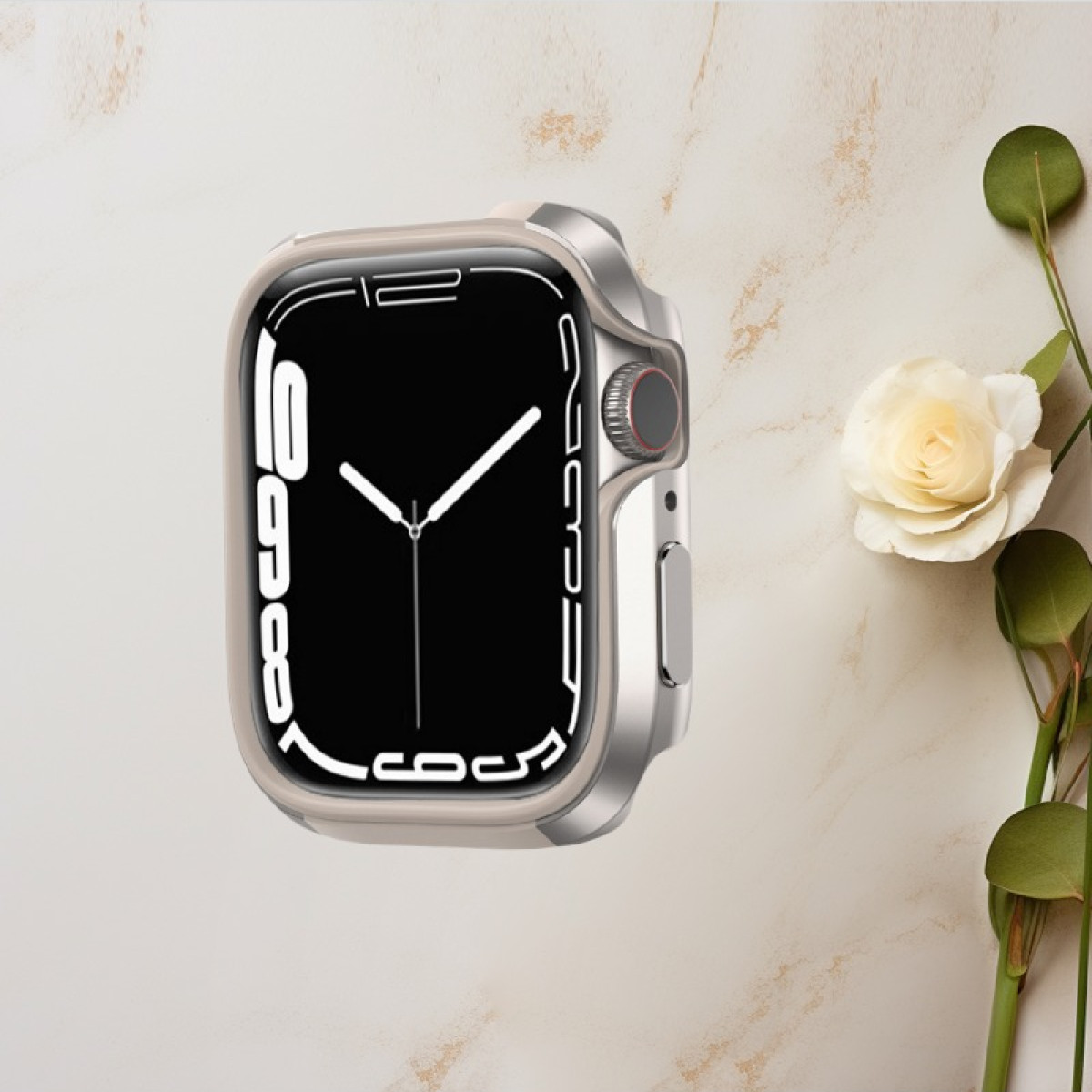 Uno smartwatch con schermo nero e numeri bianchi, in una cassa argentata. Una rosa bianca è accanto.