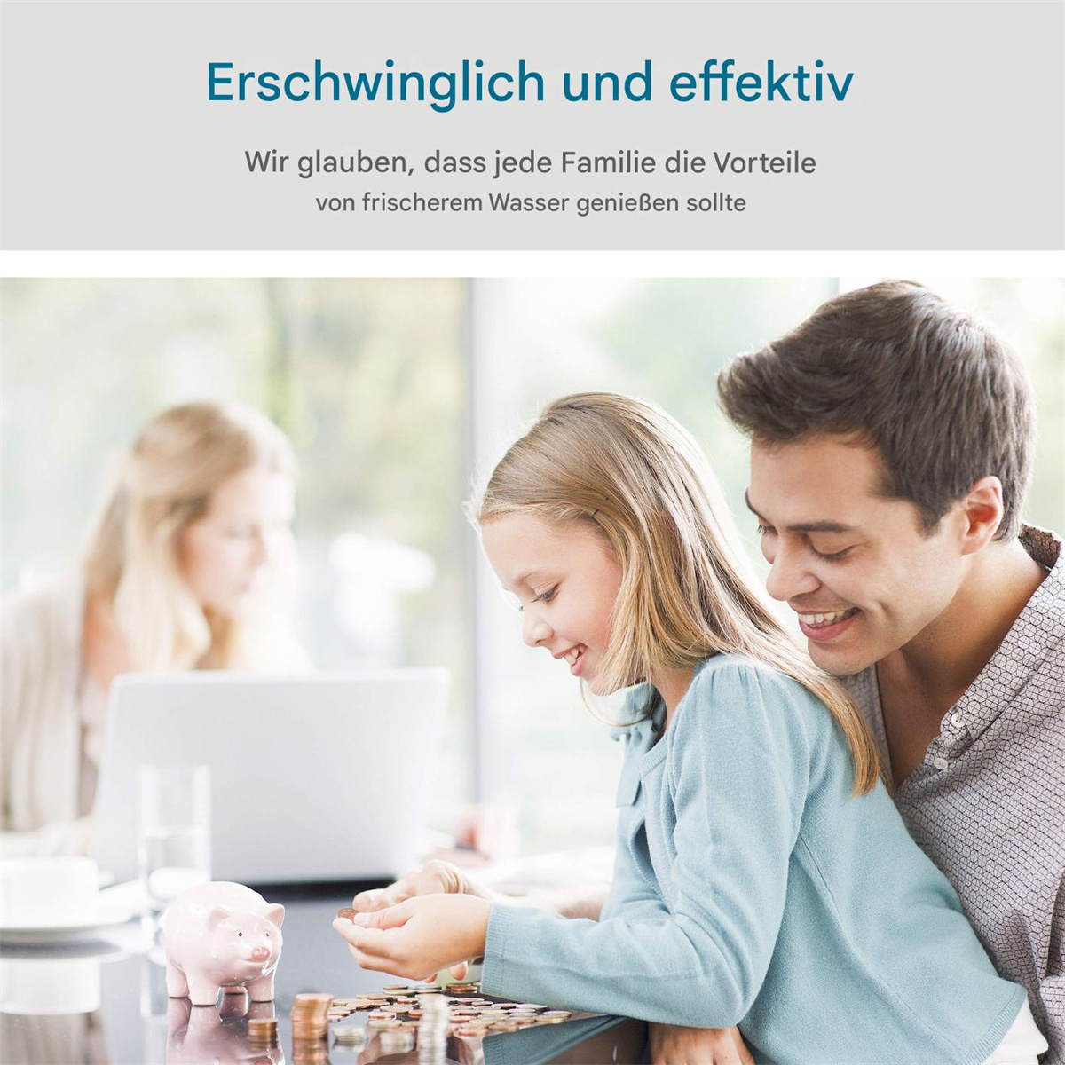 Eine Familie zählt Münzen an einem Tisch mit einem Sparschwein. Die Szene vermittelt ein Gefühl des Sparens.