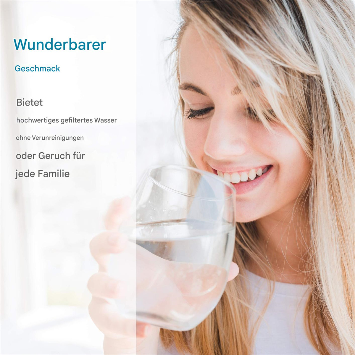 Eine Frau lächelt und hält ein Glas Wasser, was klare Haut und einen gesunden Lebensstil zeigt.