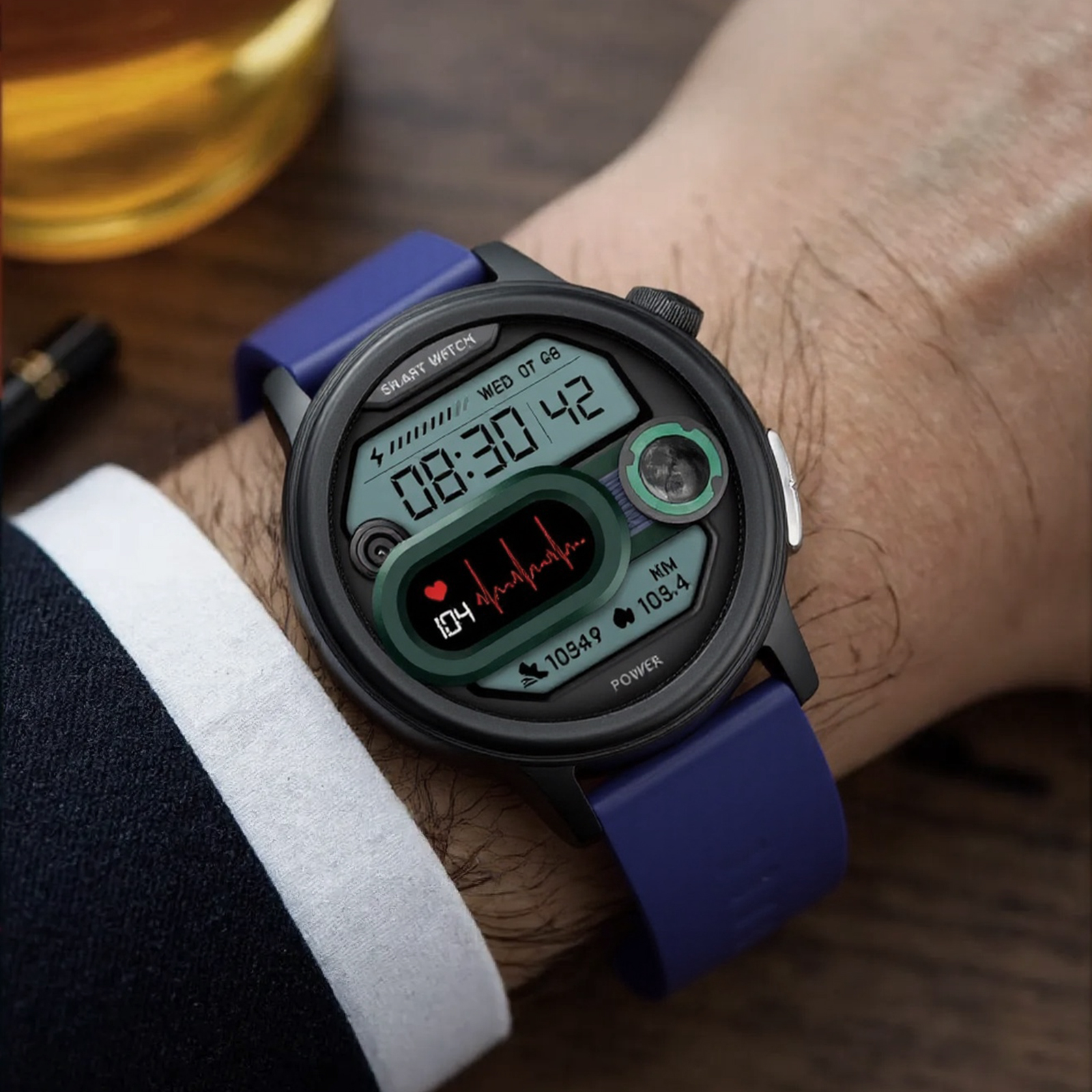 Das Handgelenk einer Person mit einer Smartwatch. Das Zifferblatt zeigt Herzfrequenzdaten, Uhrzeit und ein Herzfrequenzdiagramm.