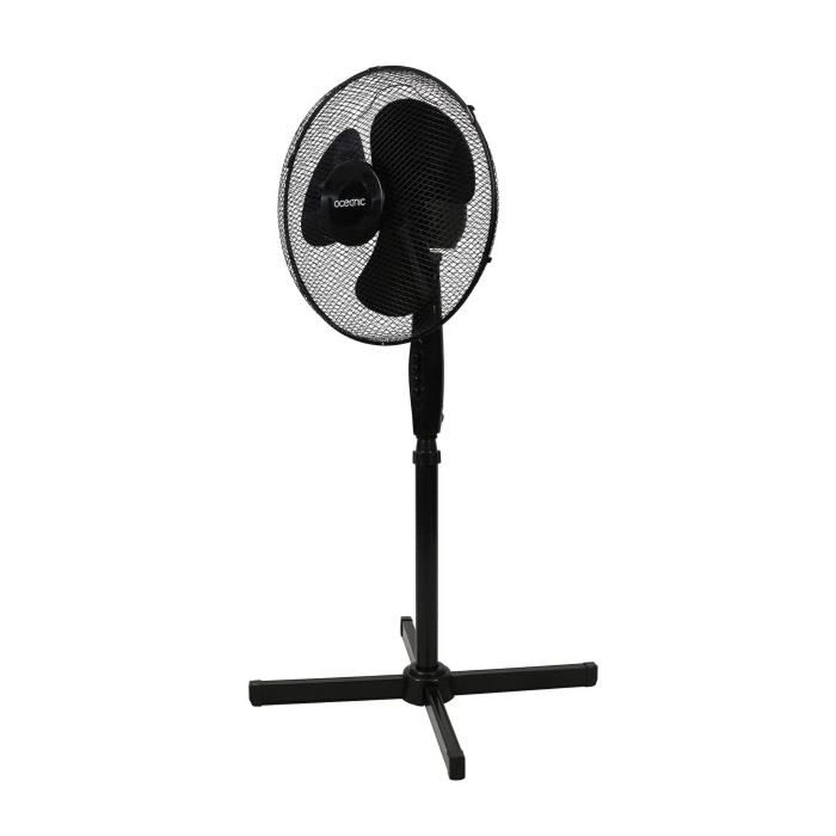 Ein schwarzer Standventilator mit Gitter, mit schwarzem Fuß, auf weißem Hintergrund.