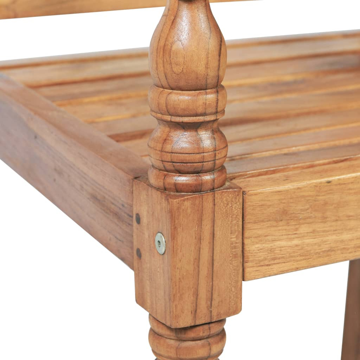 Primo piano di una gamba di panca in legno. La gamba è intagliata in modo intricato e attaccata a un telaio in legno.