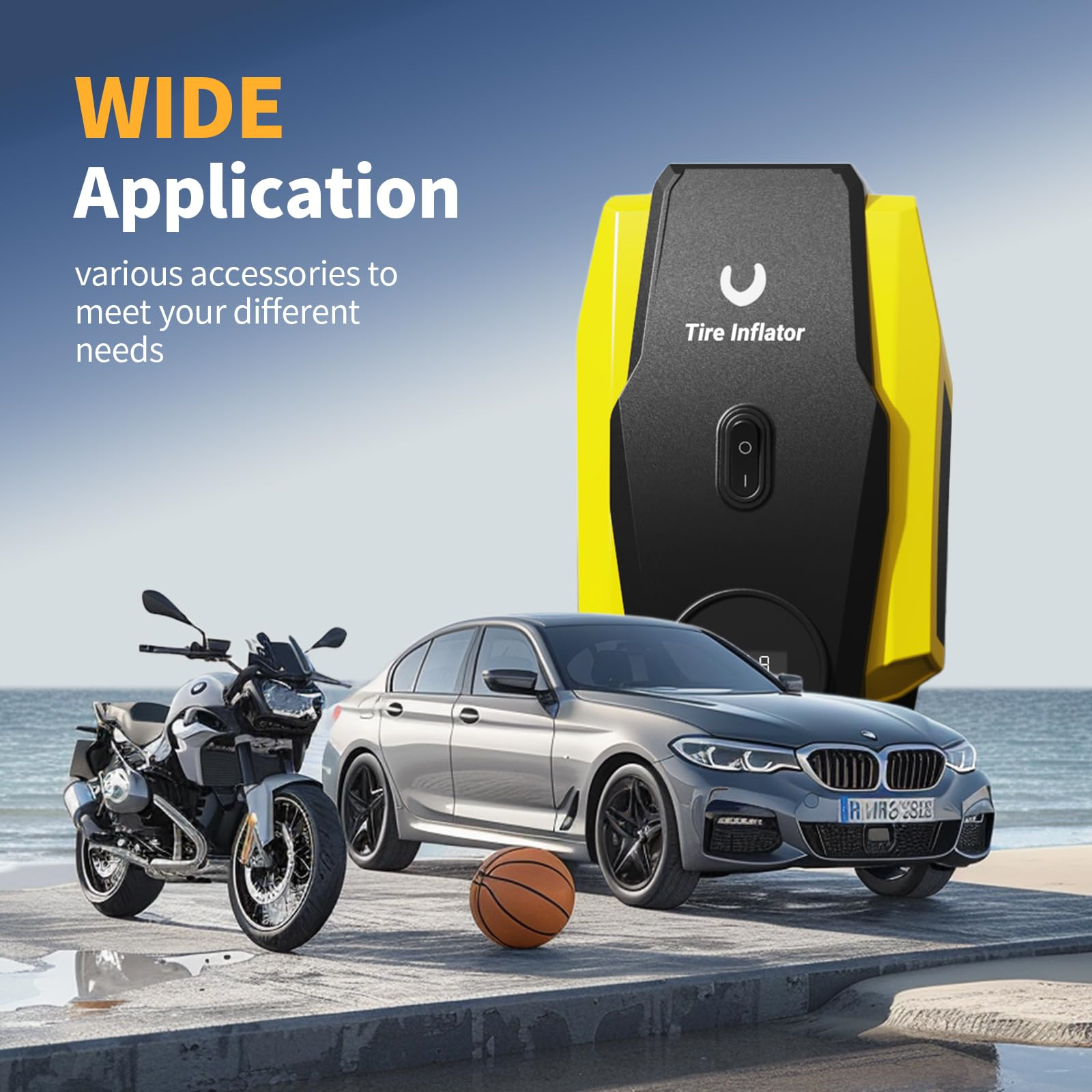 Ein Reifenfüller neben einem Motorrad, einem Auto und einem Basketball am Strand. Der Himmel ist blau.