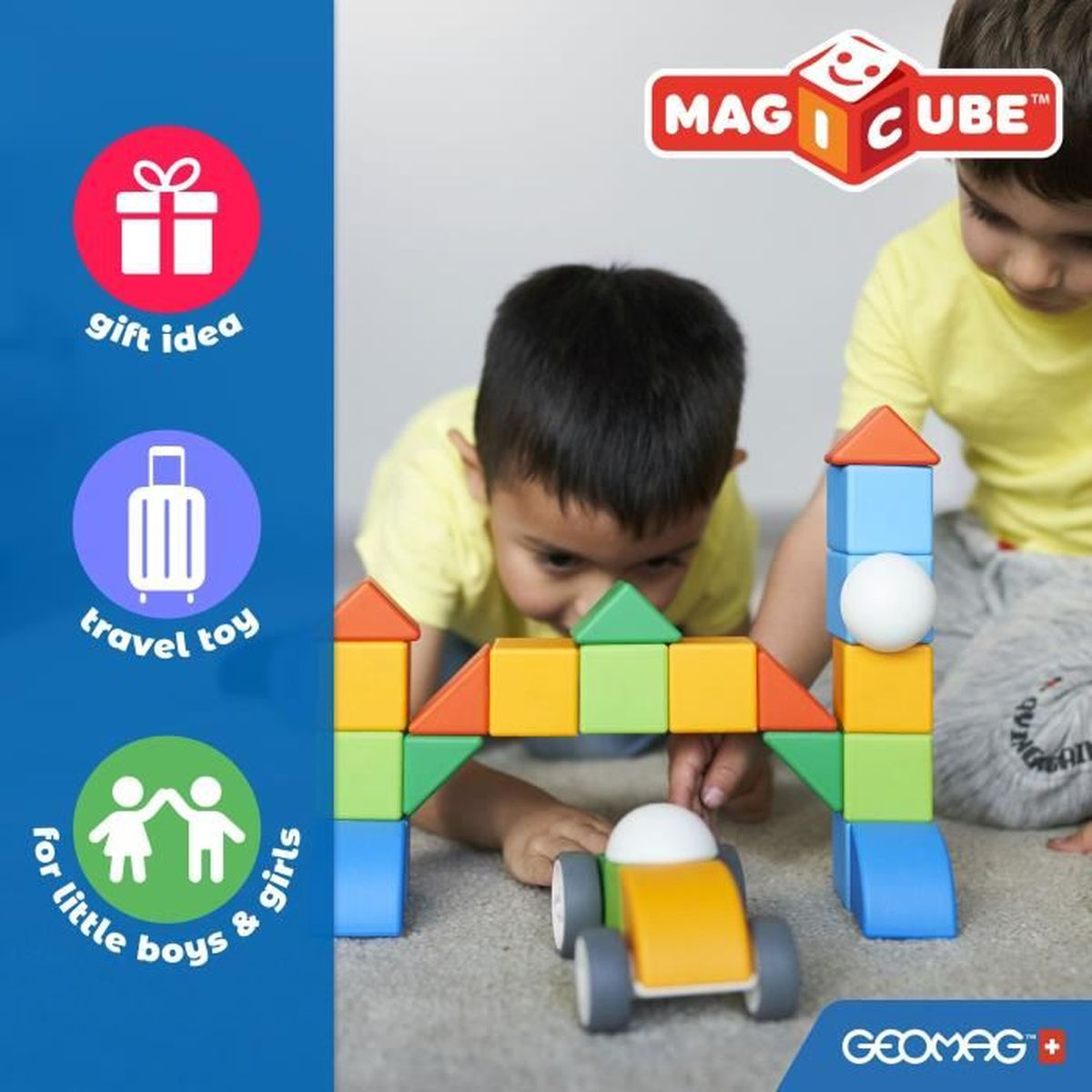 Dos niños juegan con bloques Geomag Magicube, construyendo un puente y un coche.