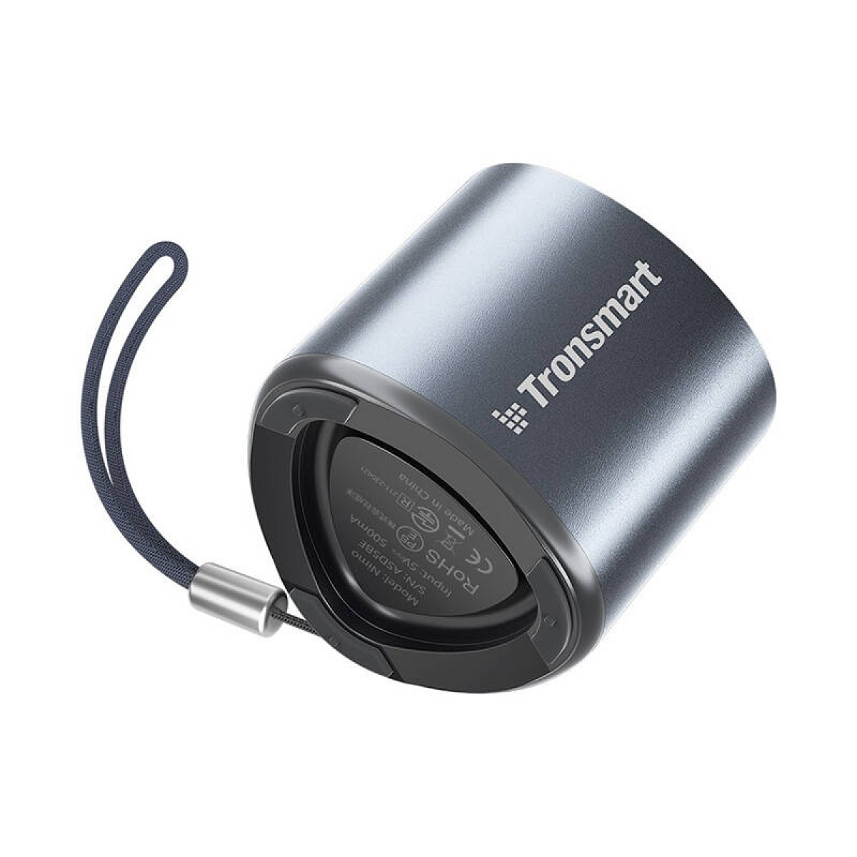 Ein grauer Tronsmart-Lautsprecher mit Schlüsselband. Der Lautsprecher ist abgewinkelt, wobei die Unterseite nach vorne zeigt.