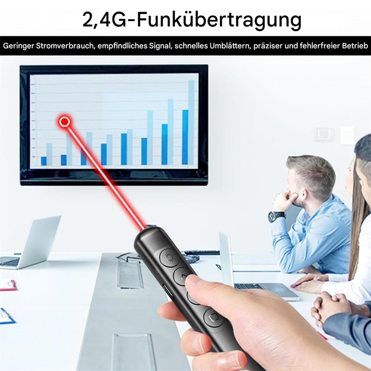 Eine Person benutzt eine schwarze Präsentationsfernbedienung und projiziert einen roten Laser auf einen Bildschirm.