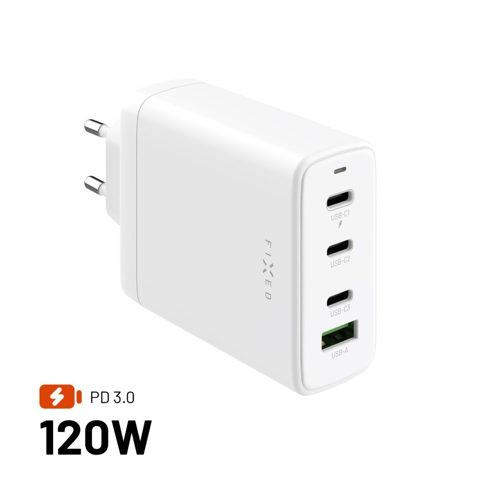 Weißes Ladegerät mit drei USB-Anschlüssen und einem Stecker. Das Ladegerät ist mit der Marke 'FIXED' beschriftet.