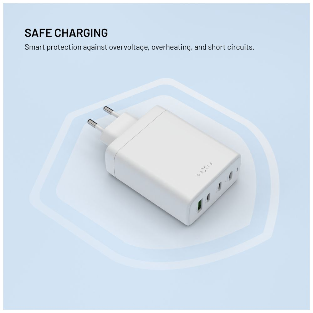 Weißes Ladegerät mit Stecker und drei USB-Anschlüssen. Text lautet 'SICHERES LADEN', Hervorhebung von Überspannungs- und Kurzschlussschutz.