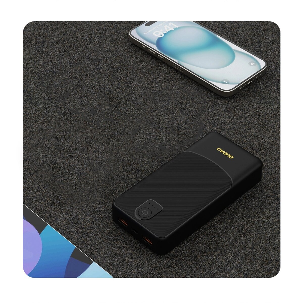 Czarny power bank i smartfon na teksturowanej powierzchni. Oba są czarne.