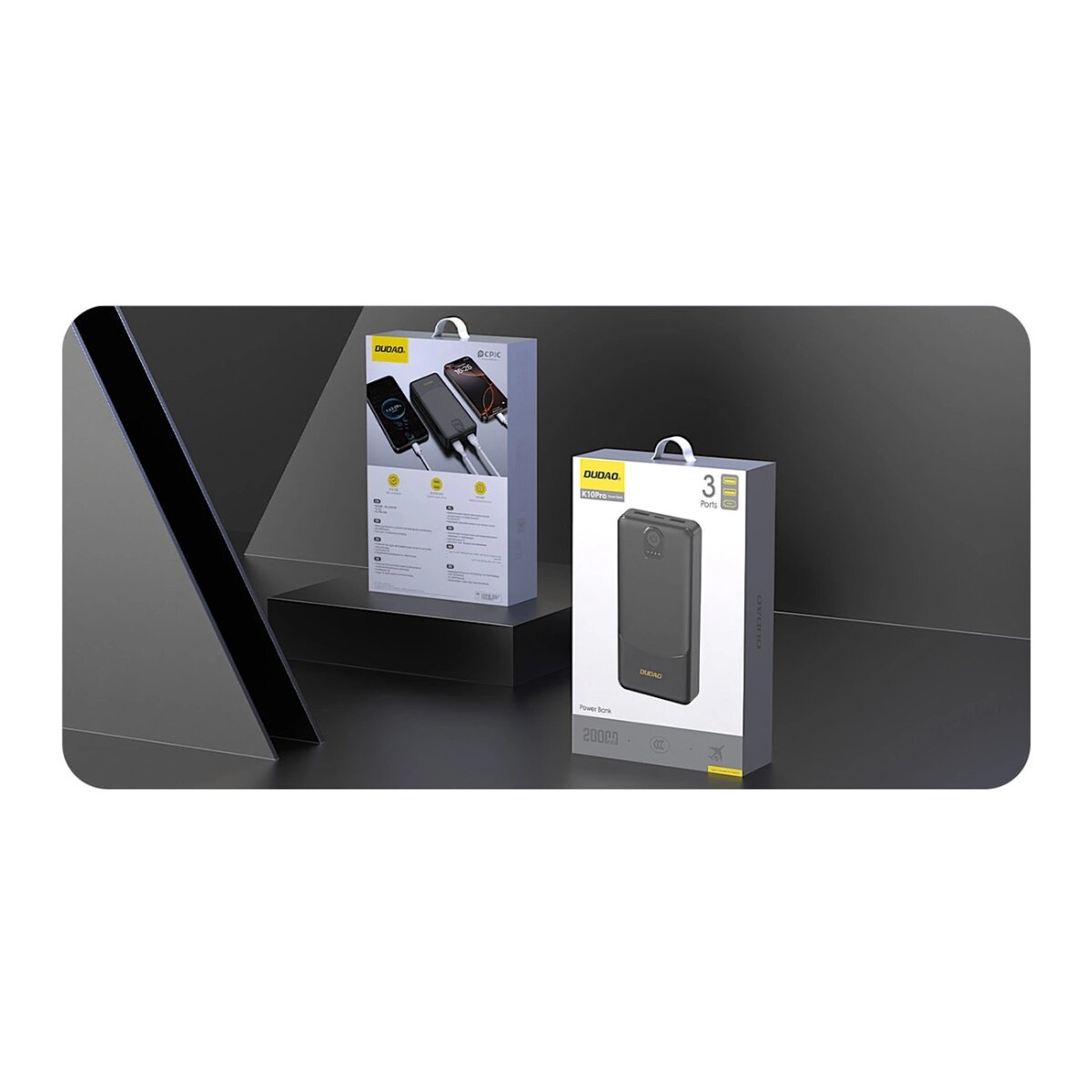 Dwa pudełka z power bankiem. Jeden pokazuje trzy porty. Drugi pokazuje ładowanie telefonu. Oba na ciemnym tle.