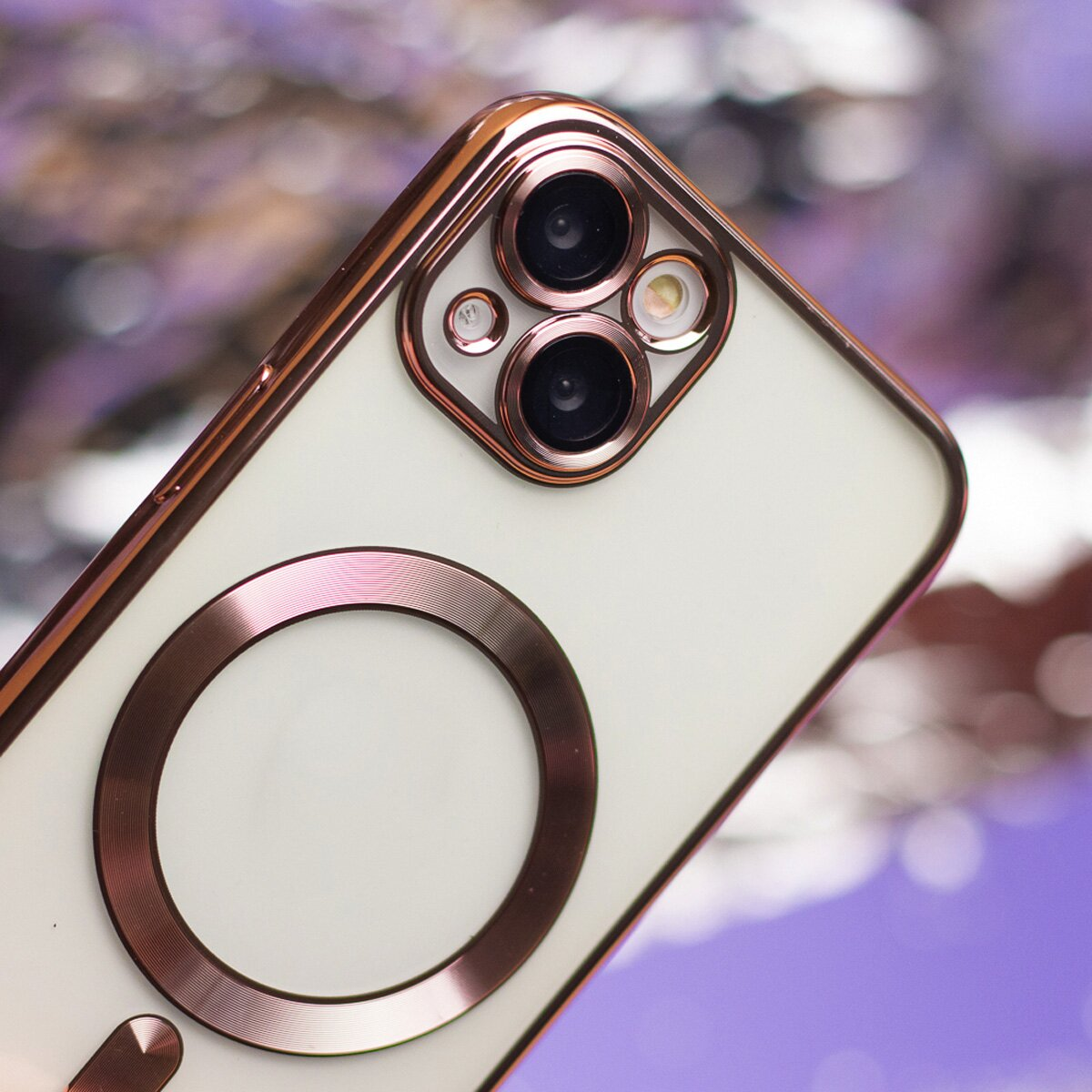 Nahaufnahme einer Handyhülle mit roségoldfarbenen Rändern. Die Hülle befindet sich auf einem weißen Telefon.