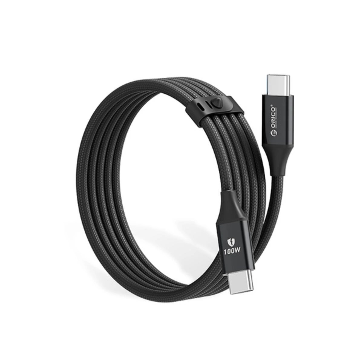 Câble USB-C noir, enroulé, avec un nom de marque sur les connecteurs et une étiquette indiquant 100W de puissance.
