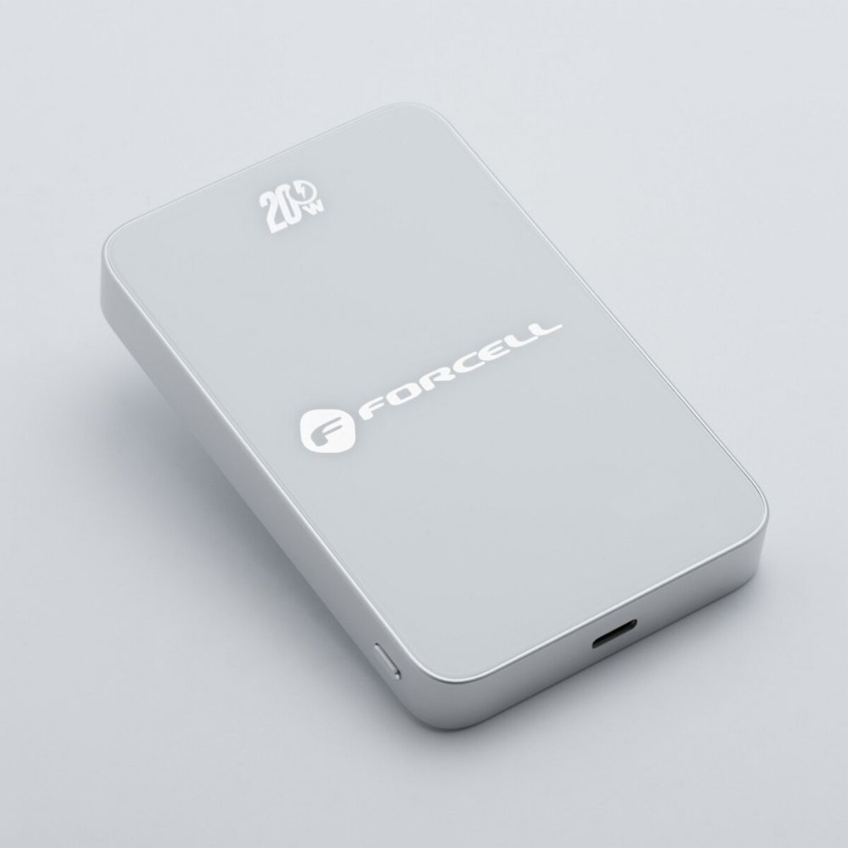 Eine silberne Powerbank mit weißem 'FORCELL'-Logo und einer 20W-Markierung. Sie hat einen Anschluss an der Seite.