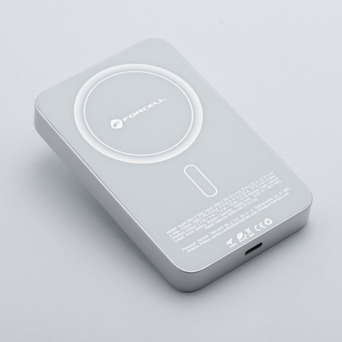 Silberne Powerbank mit zentriertem Logo, Ladeanzeige und Produktdetails.