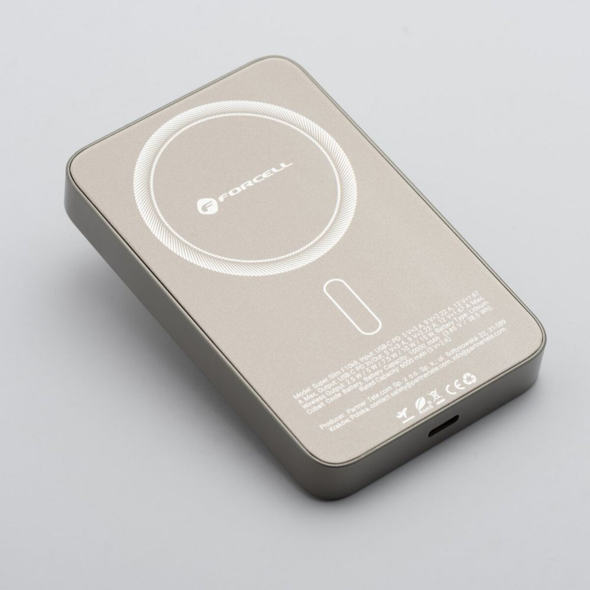 Eine silberne Powerbank mit dem Markennamen 'FORCELL'. Sie hat einen USB-C-Anschluss und eine Leistungsanzeige.